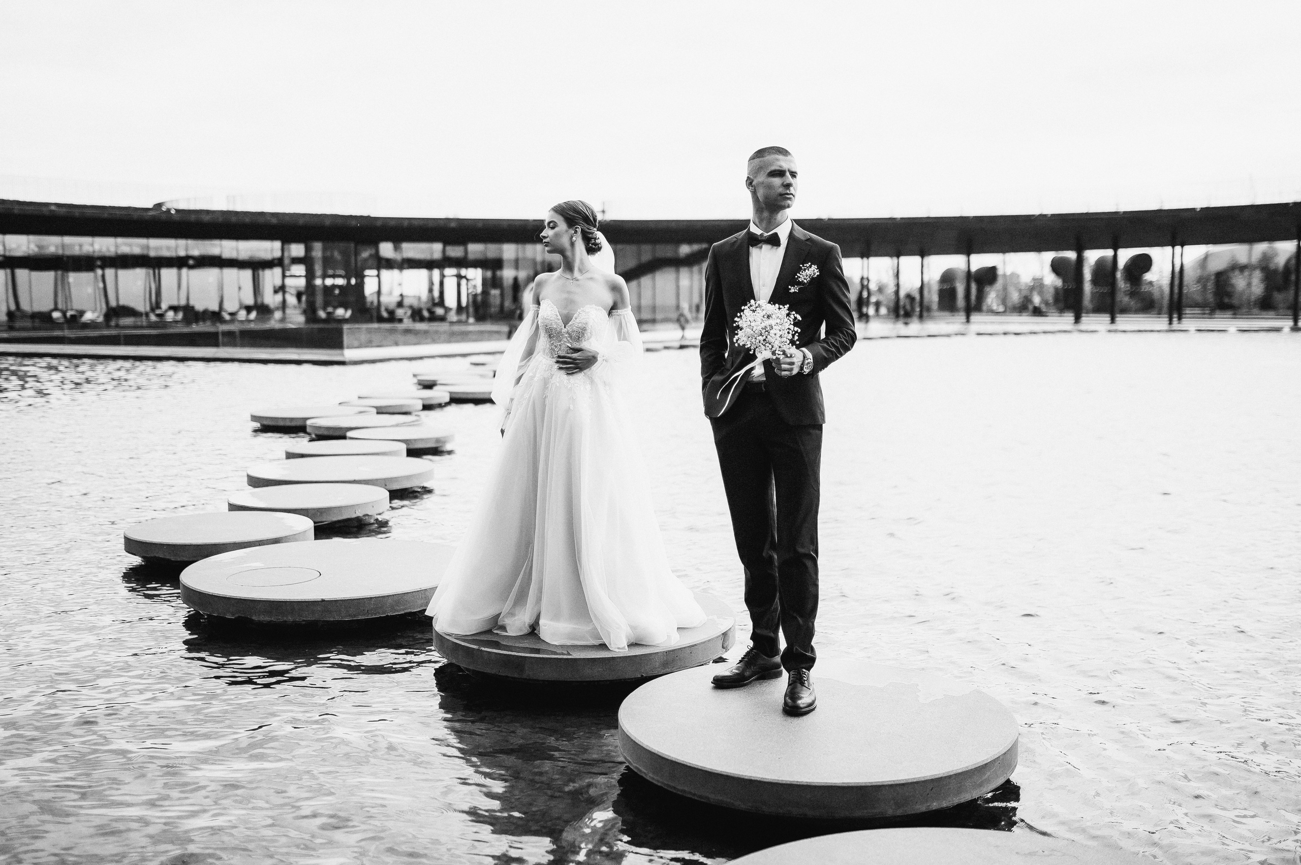 Свадебное утро и прогулка красивой яркой пары. Свадебный и семейный фотограф в Симферополе Дарья Маркова