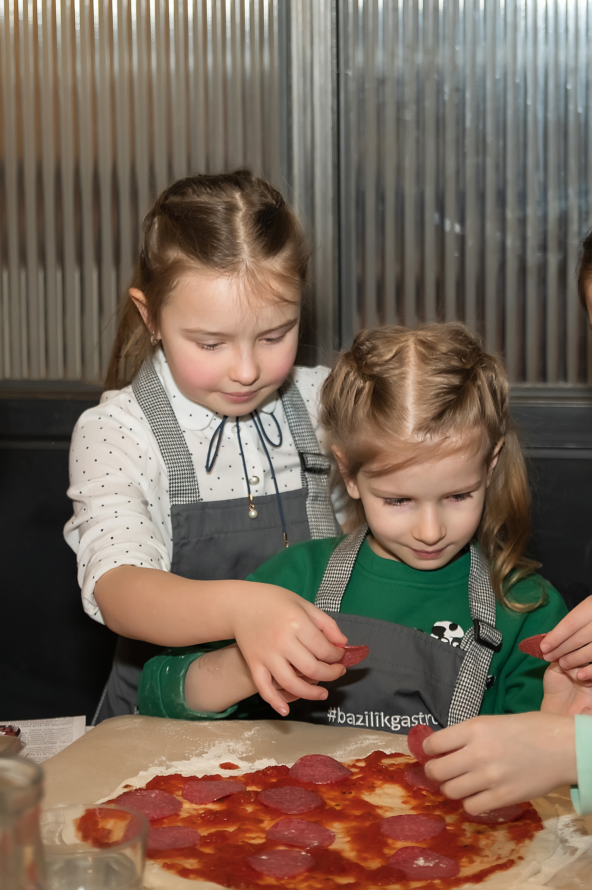 Девочки делают пиццу.