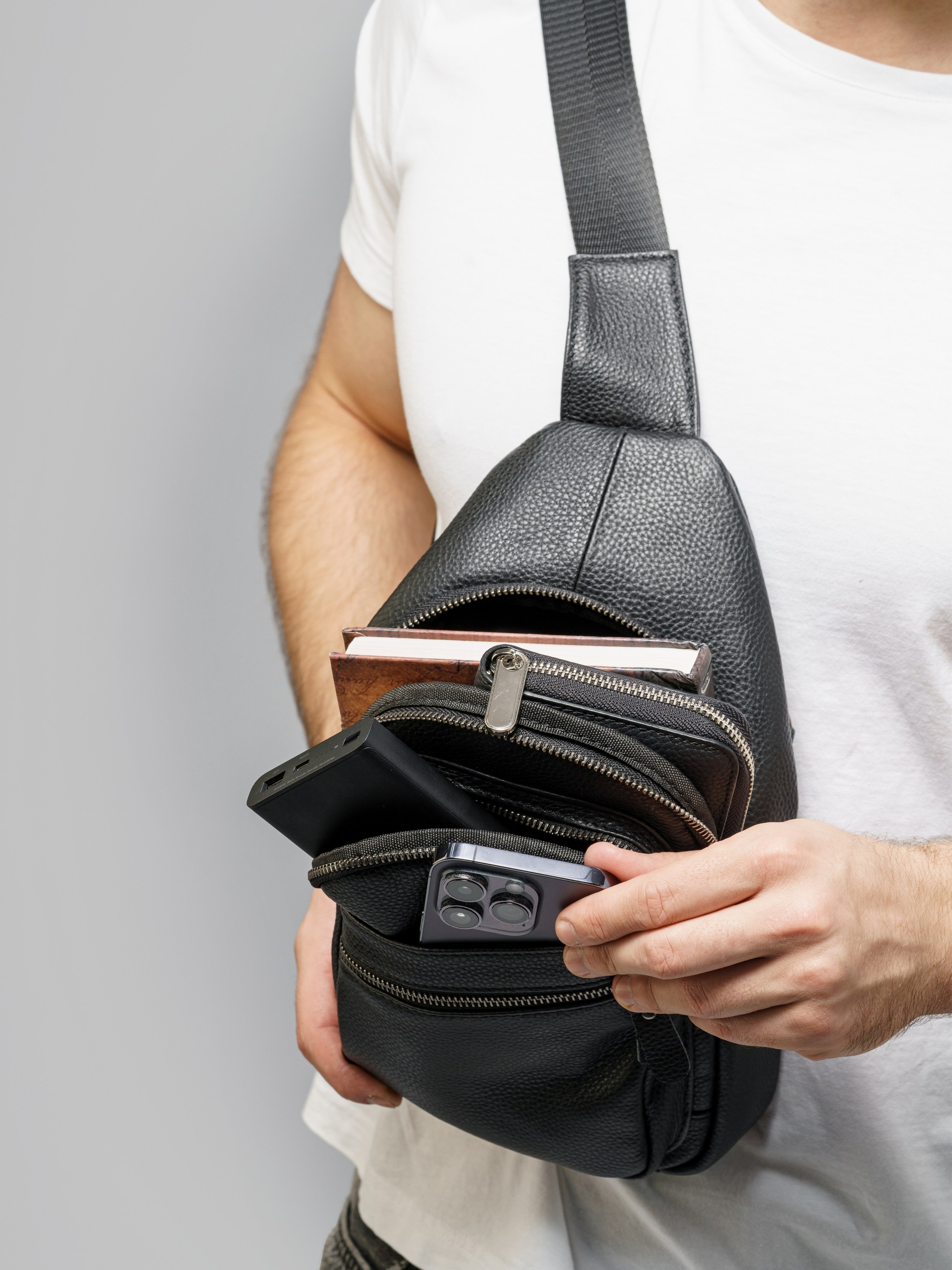 Сумки-бананки, модель Кирилл. KED Production — продакшн из СПб. Создаём фото, видео и контент, который помогает брендам и селлерам продавать больше