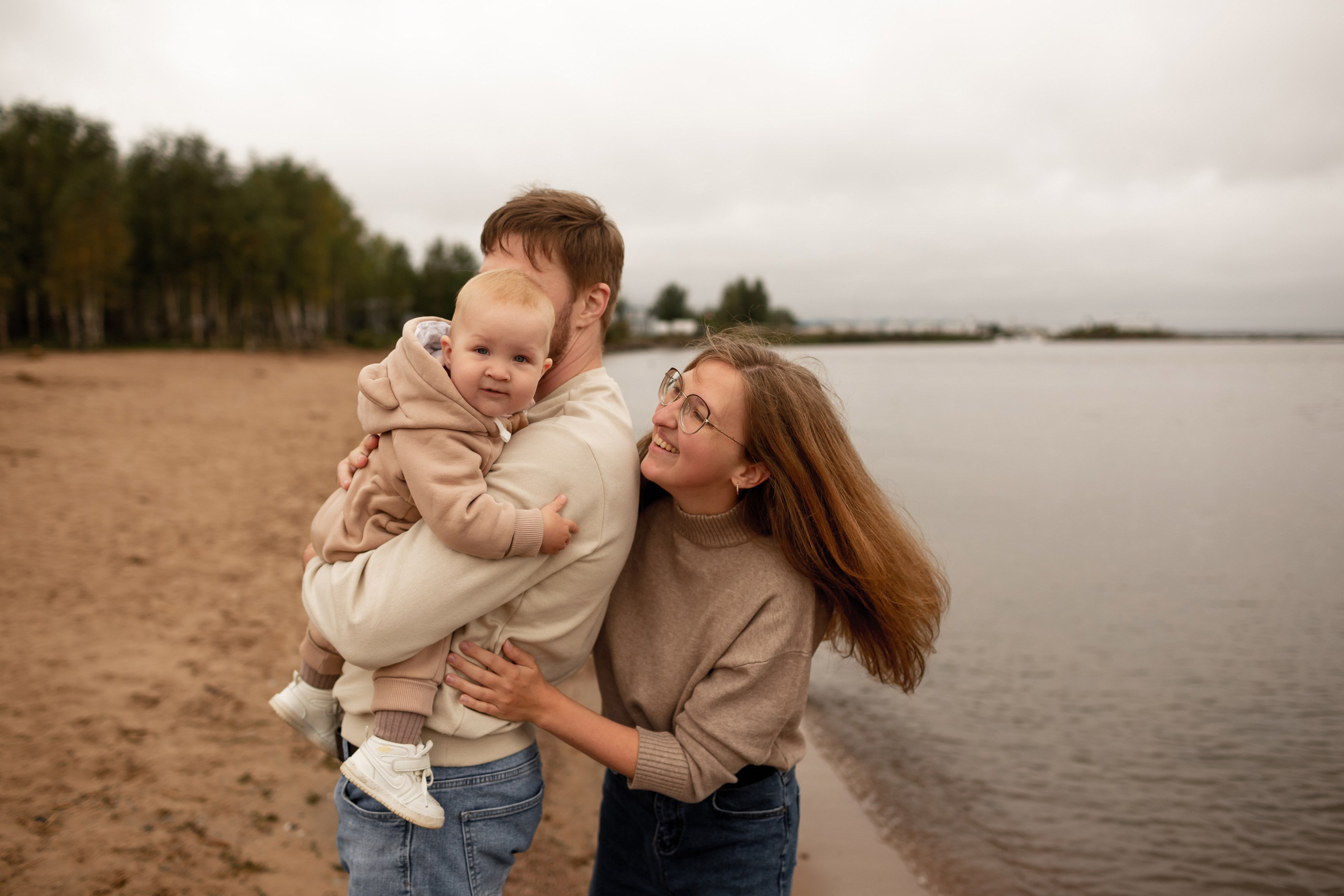 Семейная фотопрогулка на пляже. Свадебный фотограф Кирилл Белый