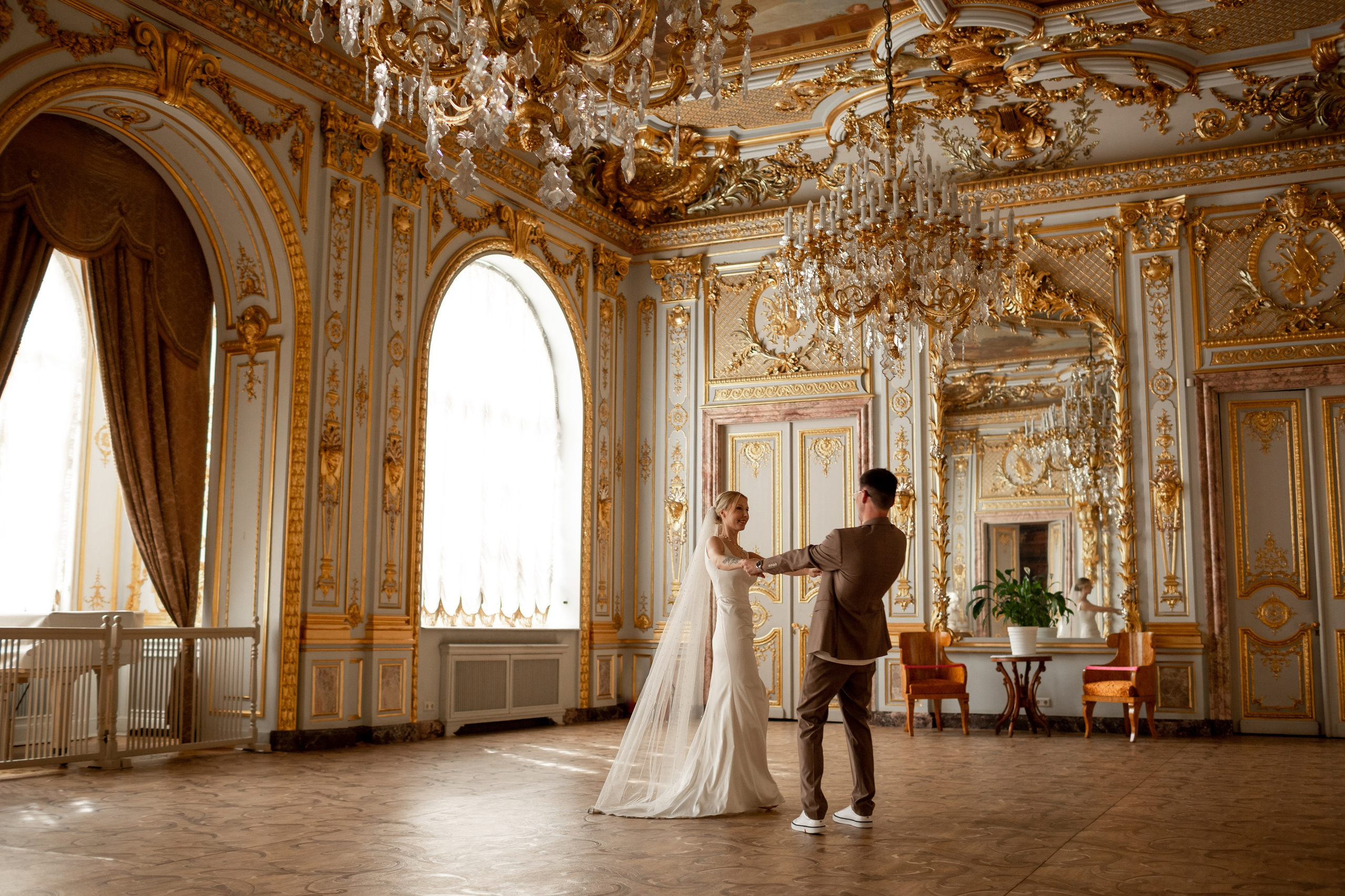 Свадебная фотосессия во дворцах Петербурга. Свадебный фотограф Кирилл Белый