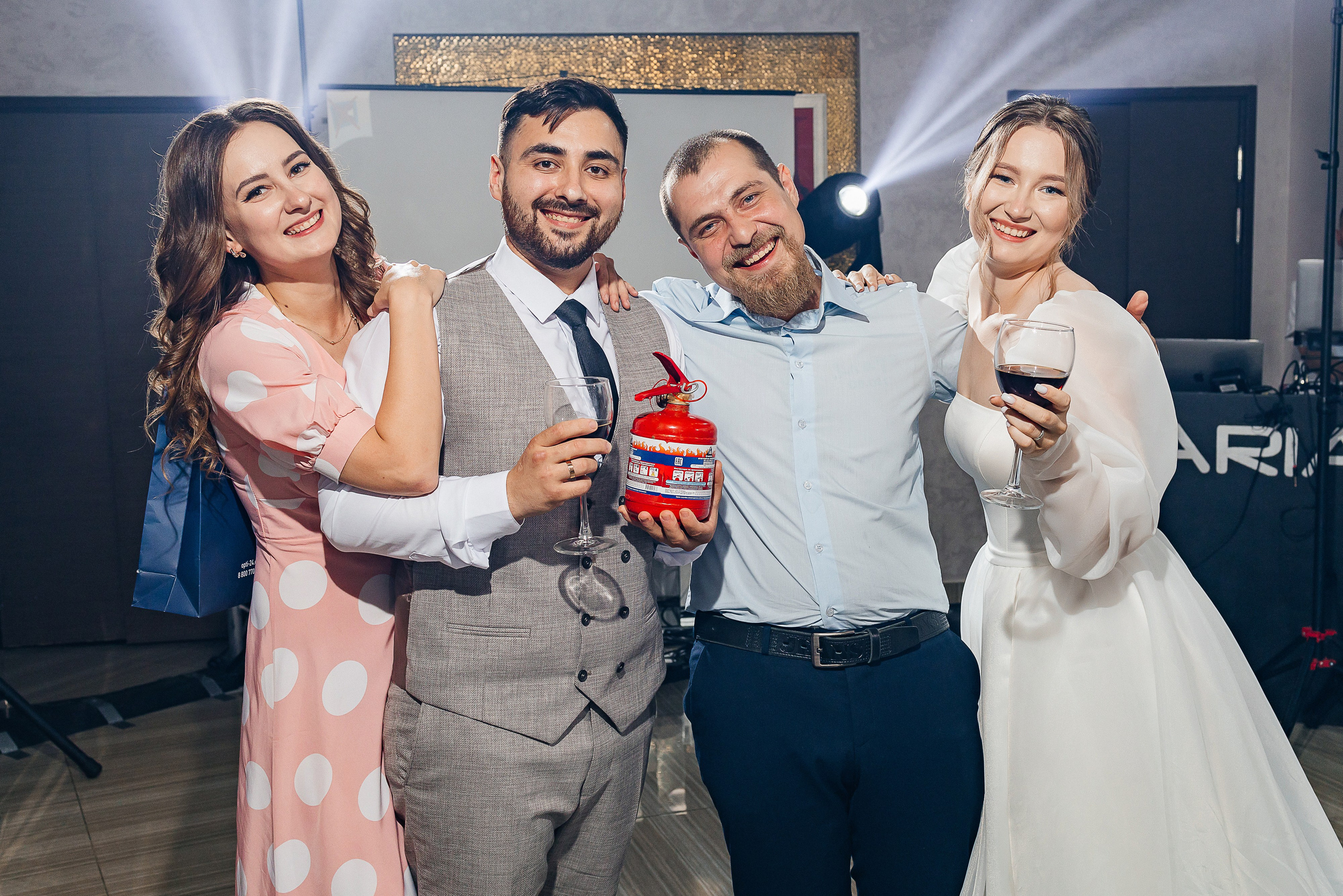 Свадебная фотосессия пары в номере отеля. Олег Сверчков | Свадебный фотограф Вологда