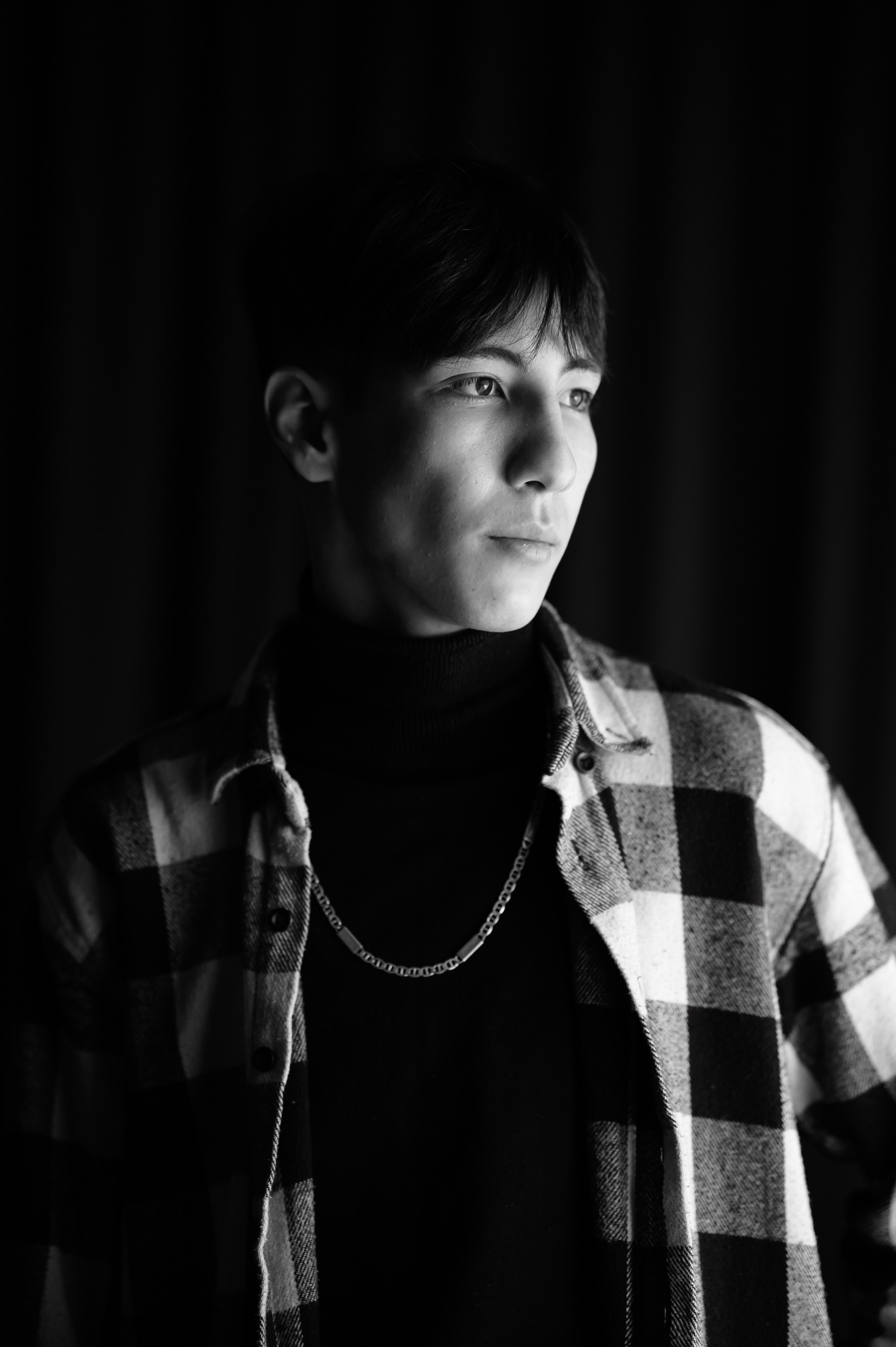 Черно-белый мужской портрет в низком ключе в фотостудии Казани