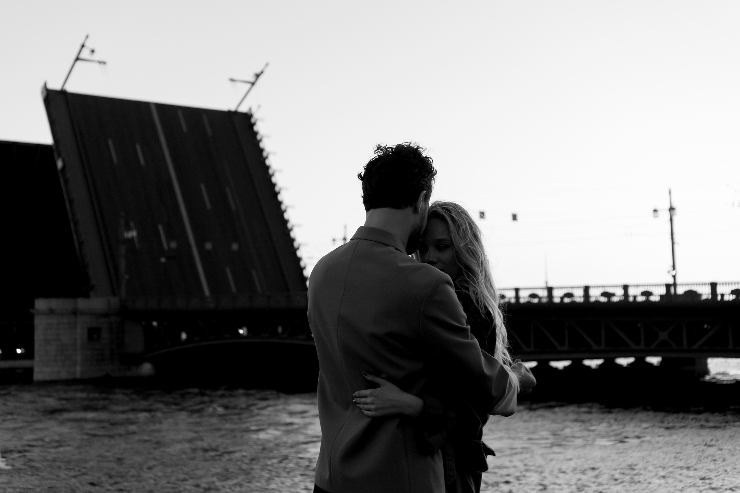 СВАДЕБНАЯ СЬЕМКА ПАРЫ НА РАССВЕТЕ В БЕЛЫЕ НОЧИ И ПРОГУЛКА С РАЗВОДНЫМИ МОСТАМИ И ПИКНИК ВОЗЛЕ ИСАКИЕВСКОГО СОБОРА. Профессиональный фотограф, Санкт-Петербург — Виктория Богомолова