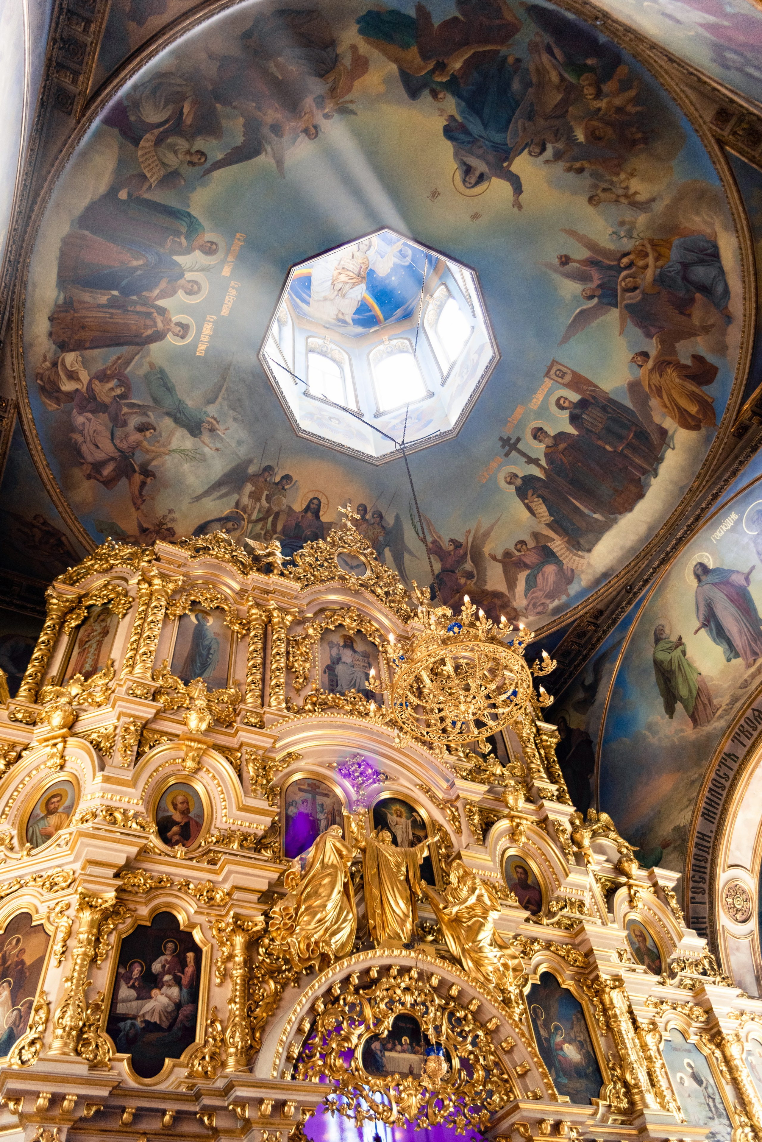 Фото алтаря и купола православного храма  - фотограф Оксана Лавренюк