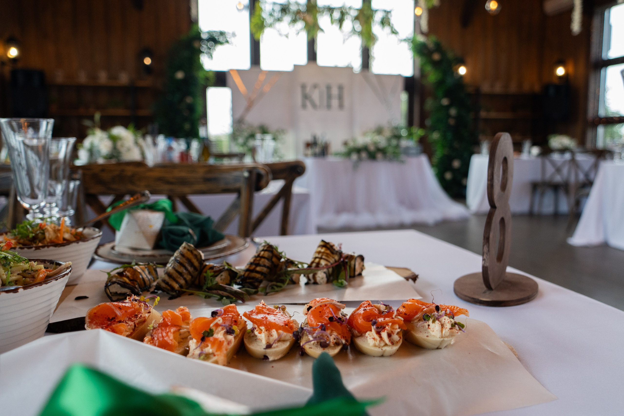 Банкет в ресторане «Амбар № 1» в городе Петергофе. Свадебный фотограф Александр Невский в Санкт-Петербурге