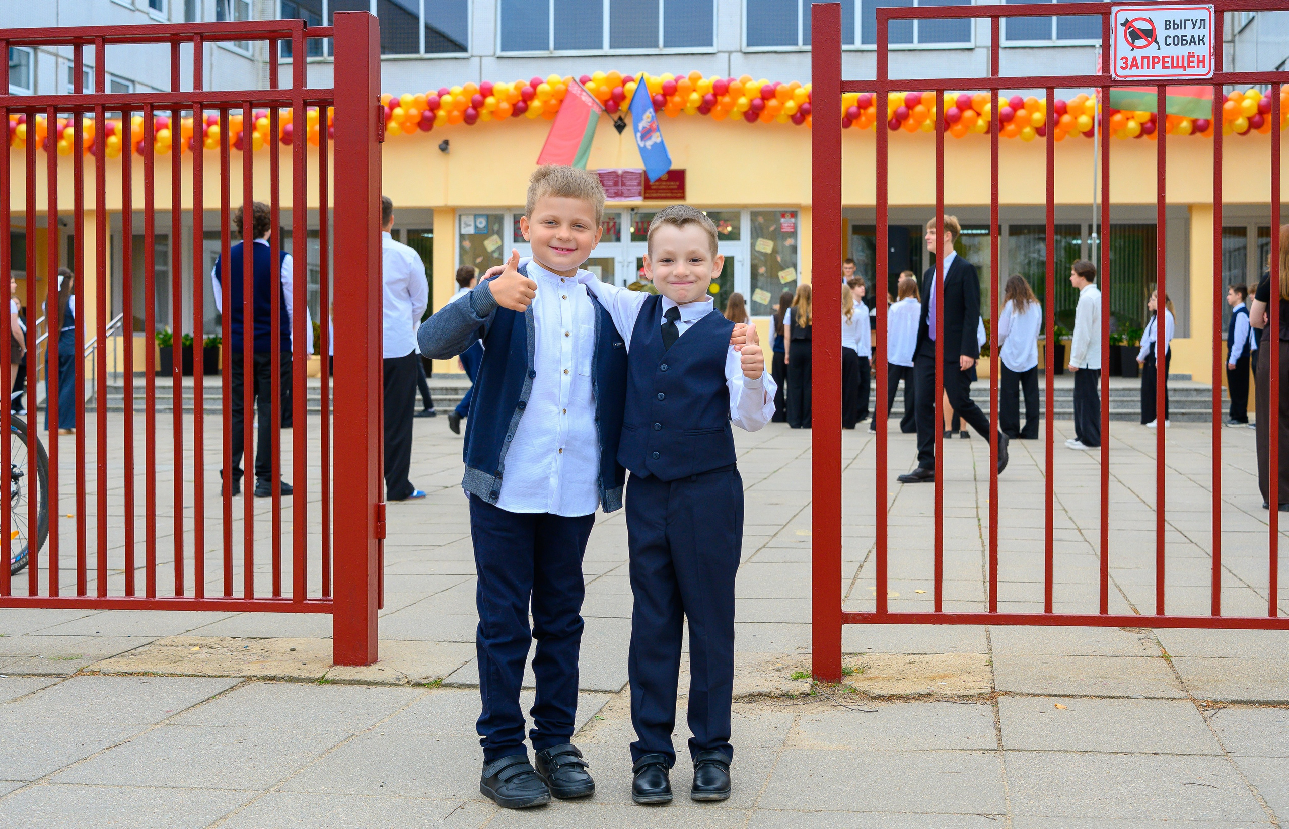 Вот звучит первый звонок, перед этим долгое приготовление к новому этапу в жизни, Яромир идет в школу. Фотоуслуги, услуги фотографа, фотографирование важных событий