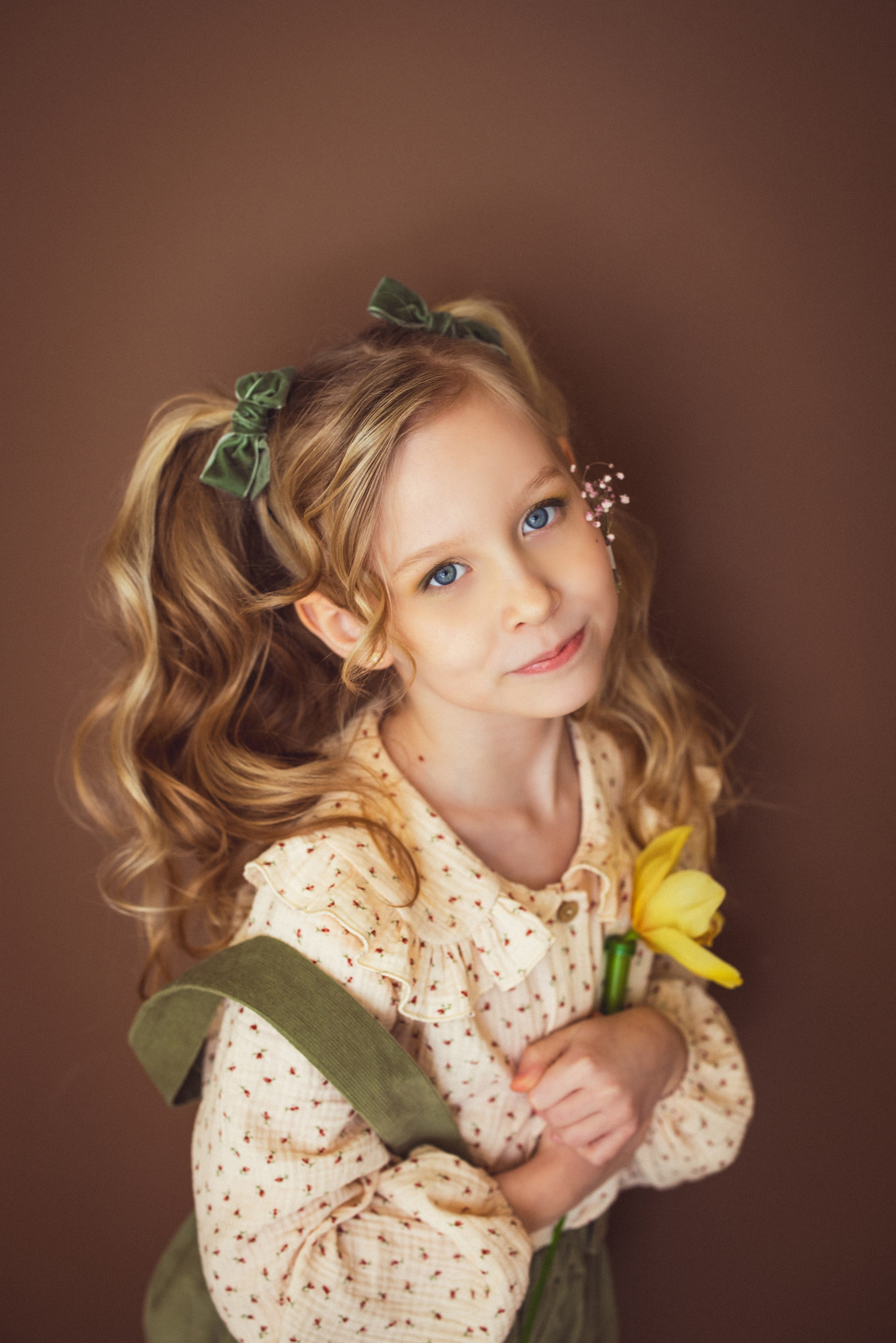 Фотосессия с ярким букетом цветов к 8 марта, 2024 г. Семейный и детский фотограф в Краснодаре Анна Трашкова