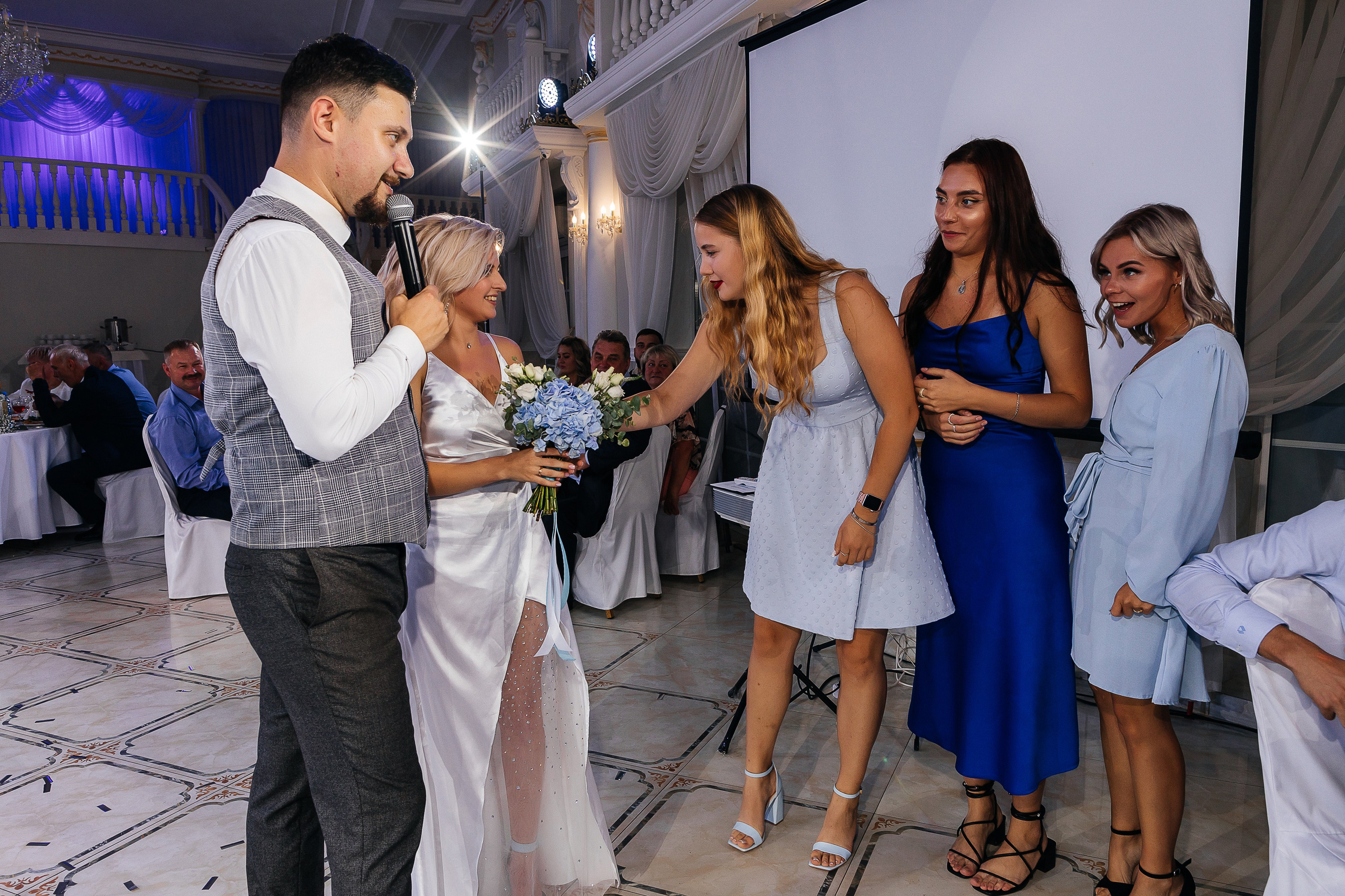 Стильная фотосессия пары в интерьерах ресторана. Олег Сверчков | Свадебный фотограф Вологда