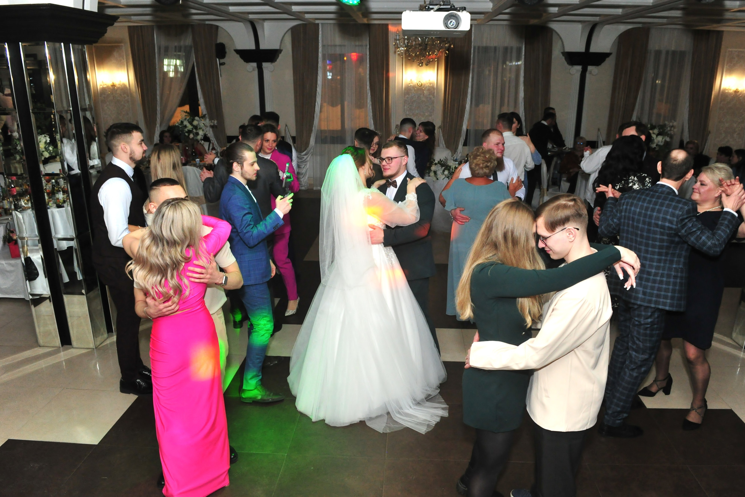 Танец жениха и невесты на свадебном банкете в ресторане