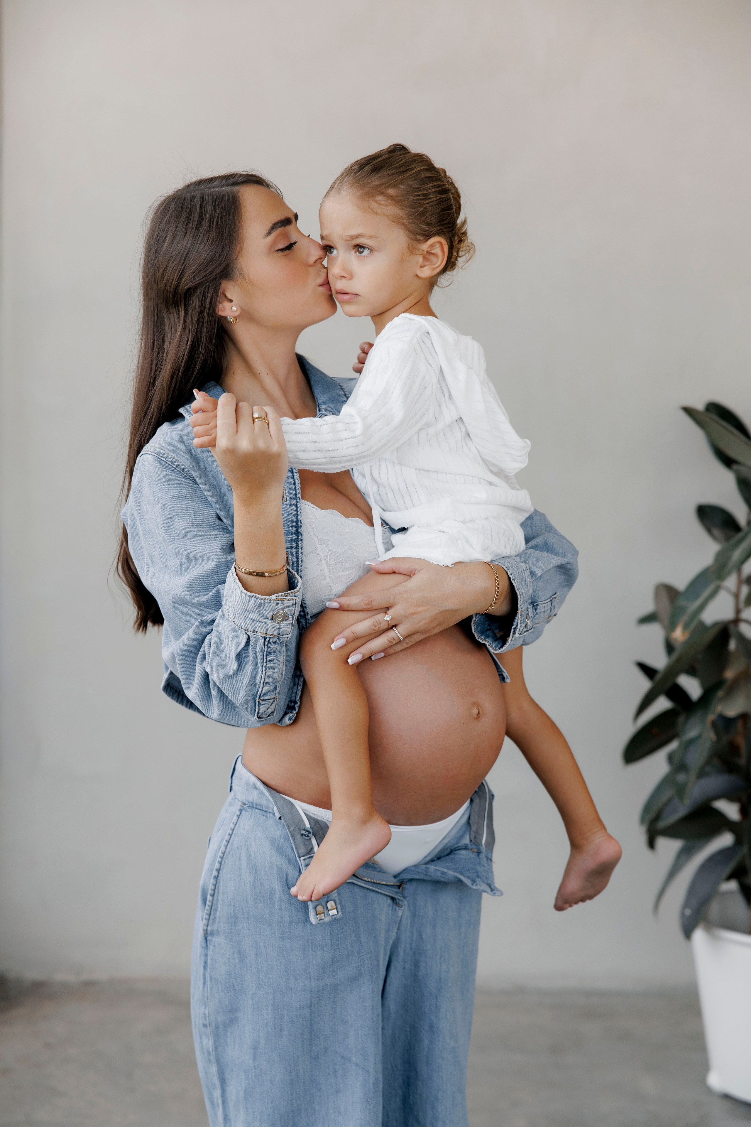 Pregnancy photoshoot inside the studio in Tel Aviv. Главная