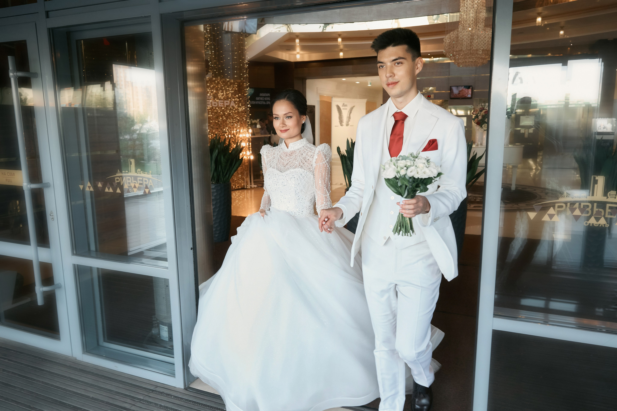 Аяз и Аделя. Свадебная фотосессия душевной пары в белых одеяниях на белых одеялах…. Мое имя Раиль. Я репортажный фотограф в Казани, так же мой любимый жанр — свадебный фотограф