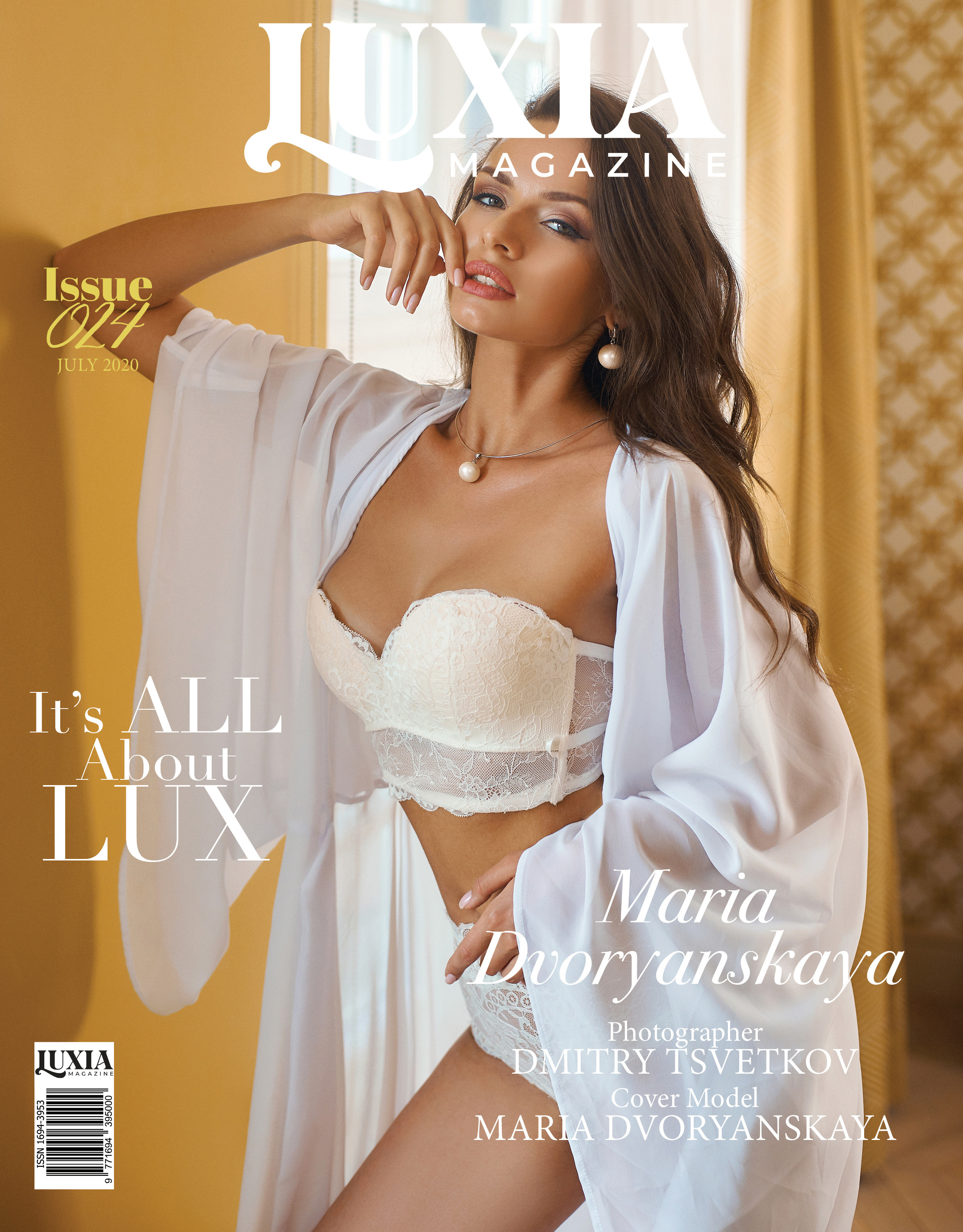 Красивая модель на обложке глянцевого журнала в белье