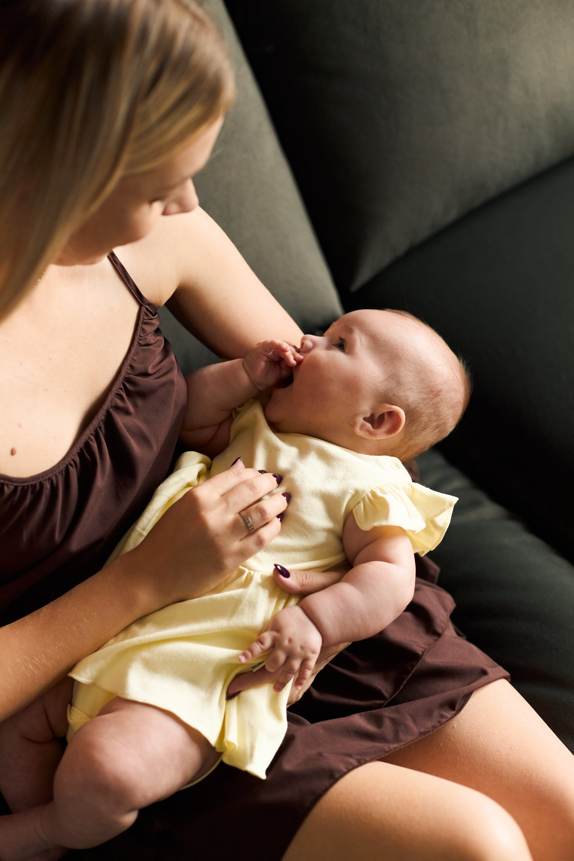 Семейная фотосессия Екатеринбург фотограф семейный фотосет в студии дома Екб заказать цена съемка детей родителей фотосъемка семьи Екб. Фотограф Екатеринбург Анастасия Жерновская | Маркетплейсы и нейрофото
