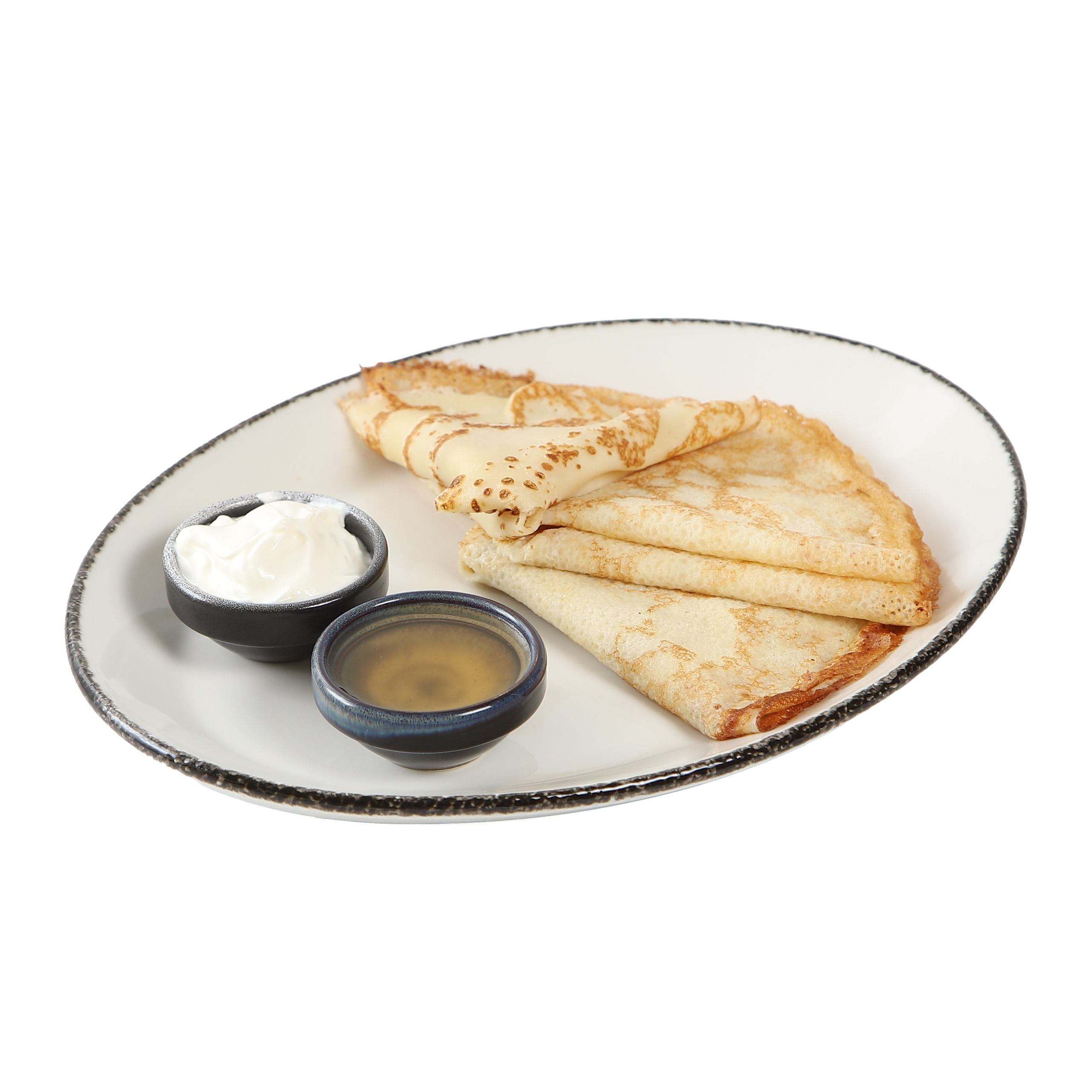 Фуд-фотография блинов с мёдом и соусом.