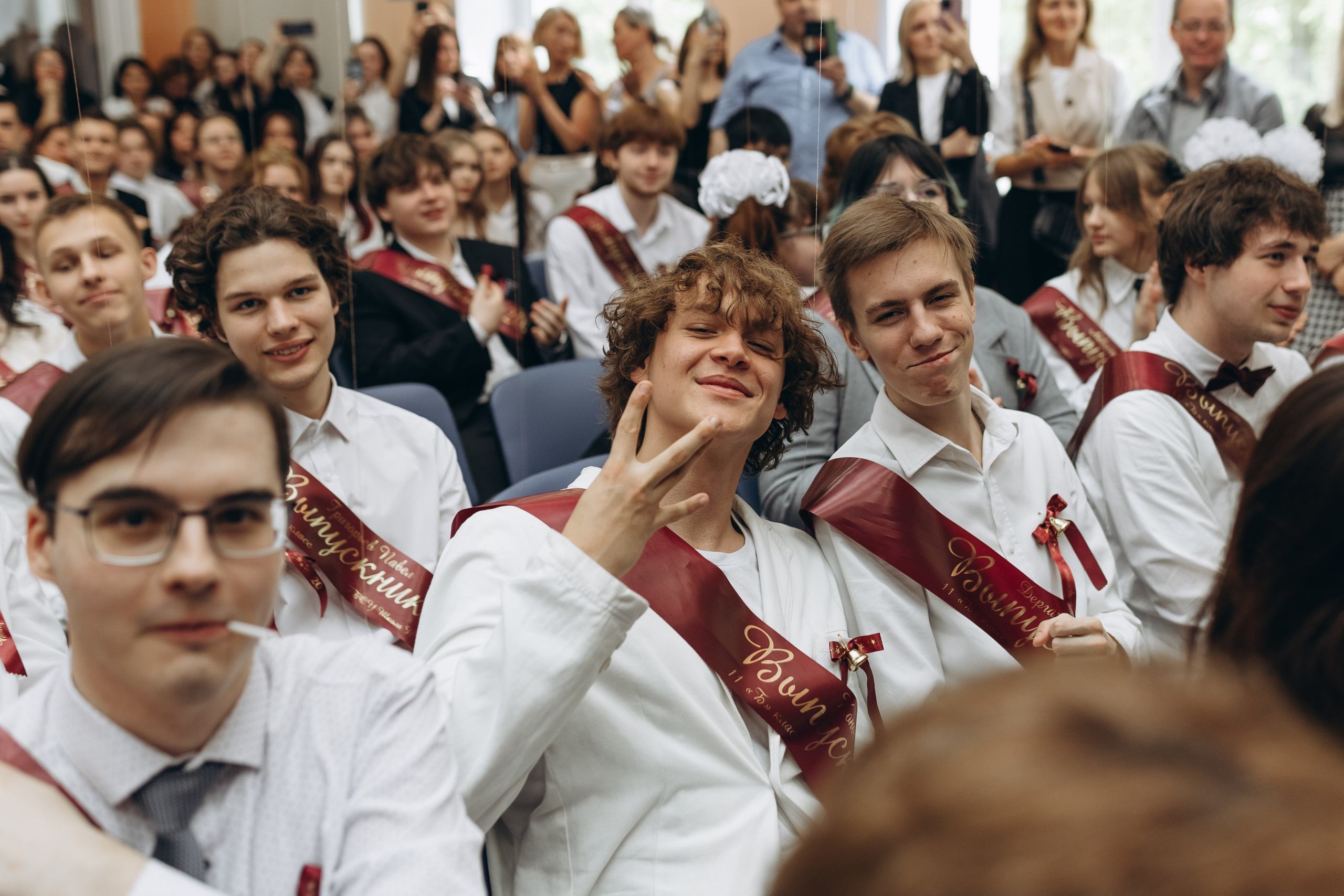 Последний звонок концерт+ фотозона. Фотограф Людмила Оюн