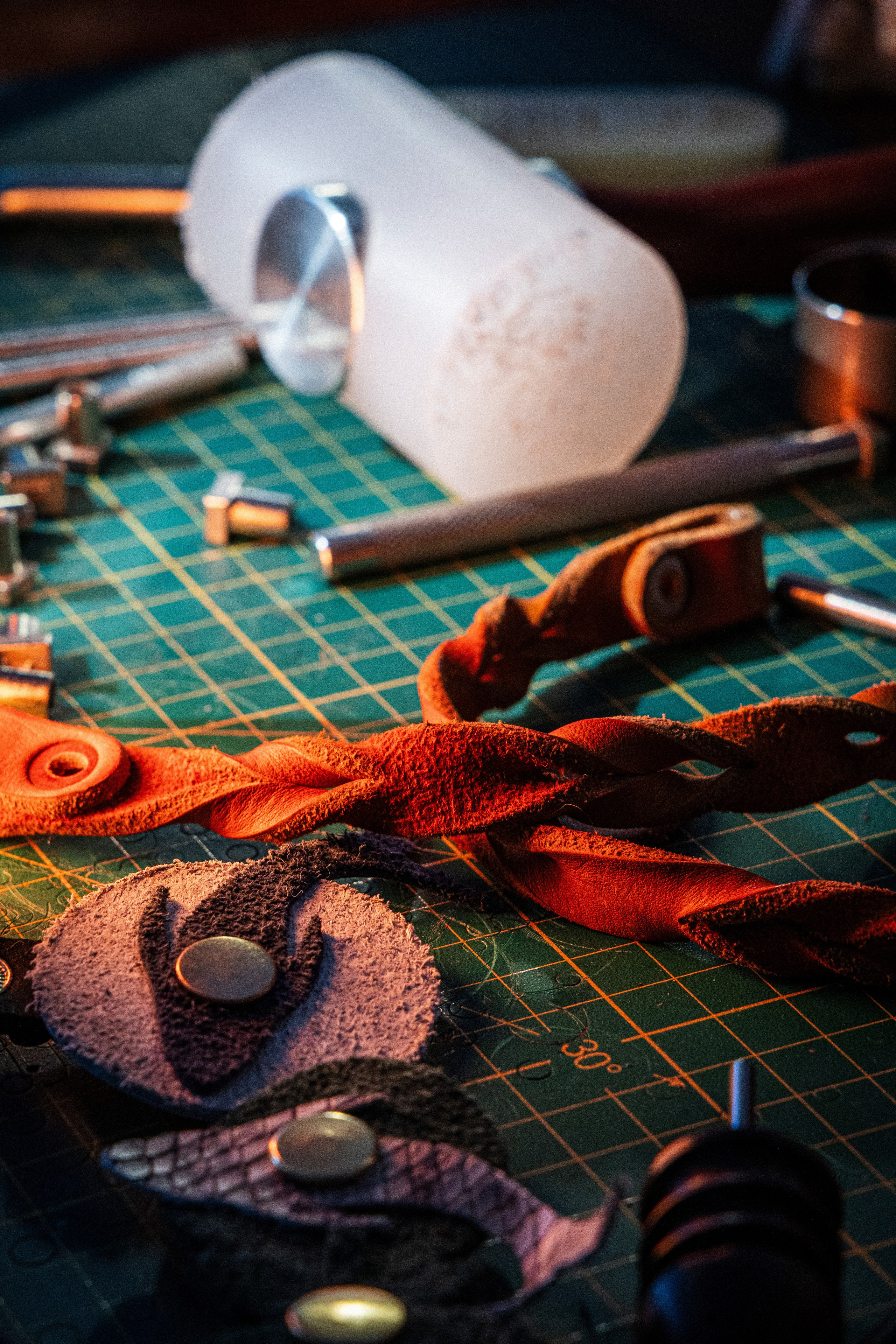 Руки мастера прошивают кожу вручную — видно точность и сосредоточенность.