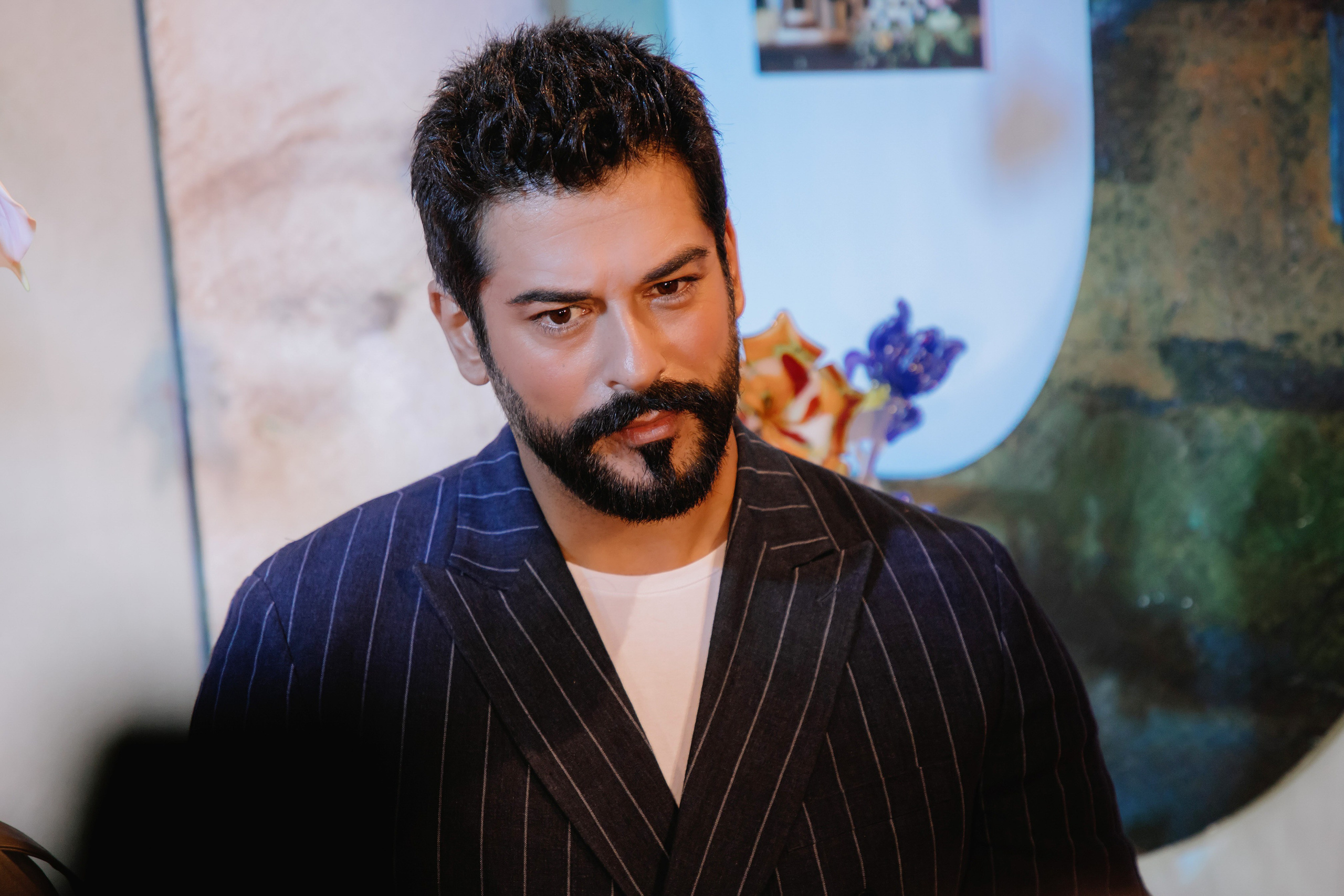 Бурак Озчивит посетил выставку Никаса Сафронова. Фотограф в Москве и Санкт-Петербурге Дарина