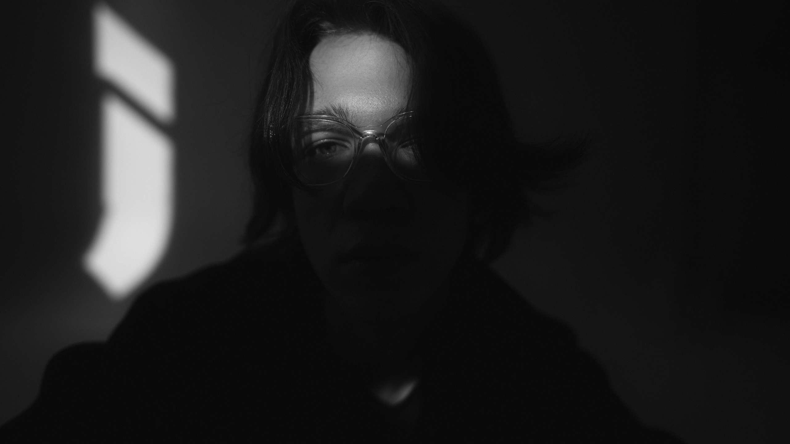 Мужская чб фотосессия в студии на циклораме в Казани