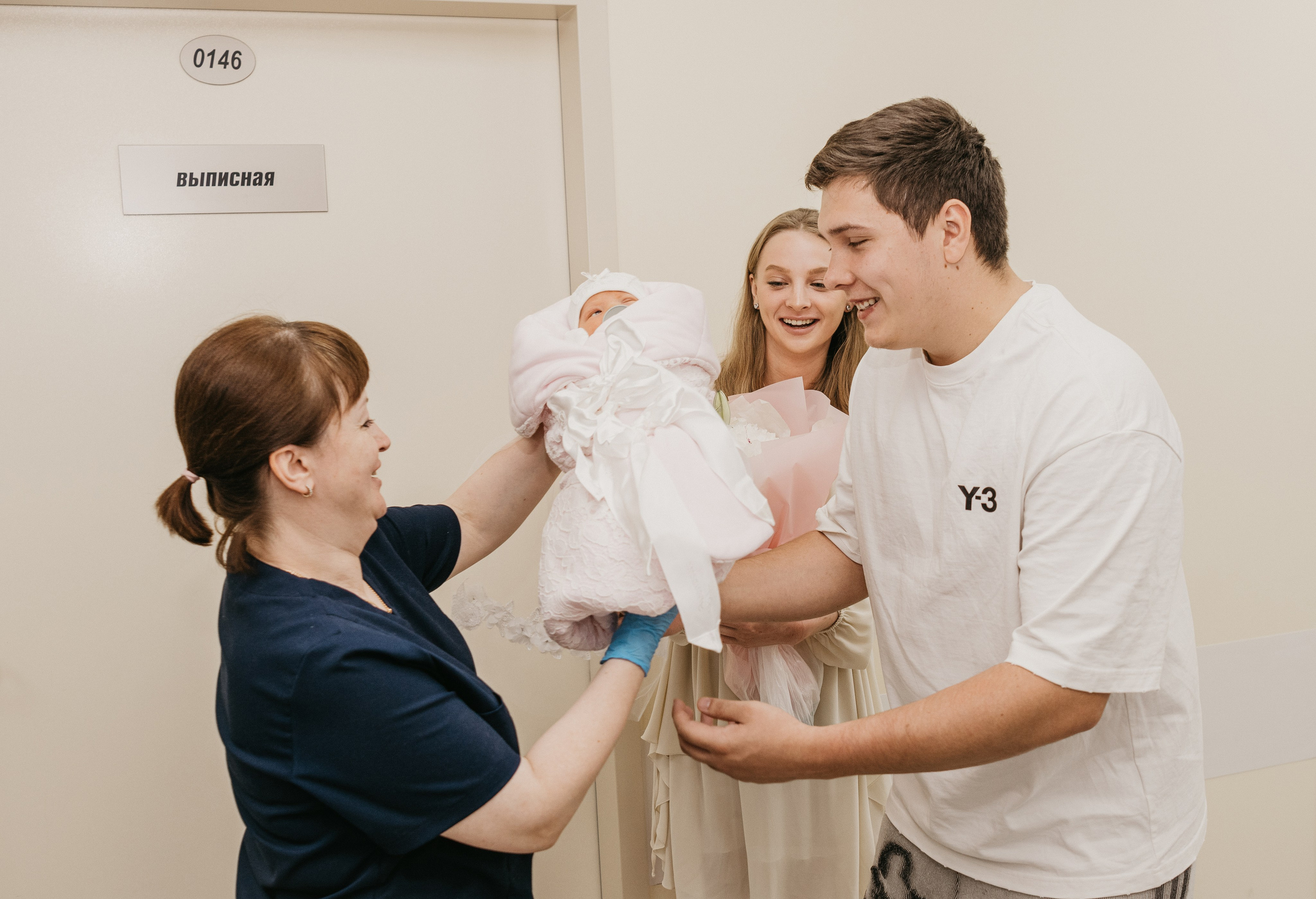 Выписка Виктории. Мать и дитя. Фотограф на выписку из роддома в Москве и МО
