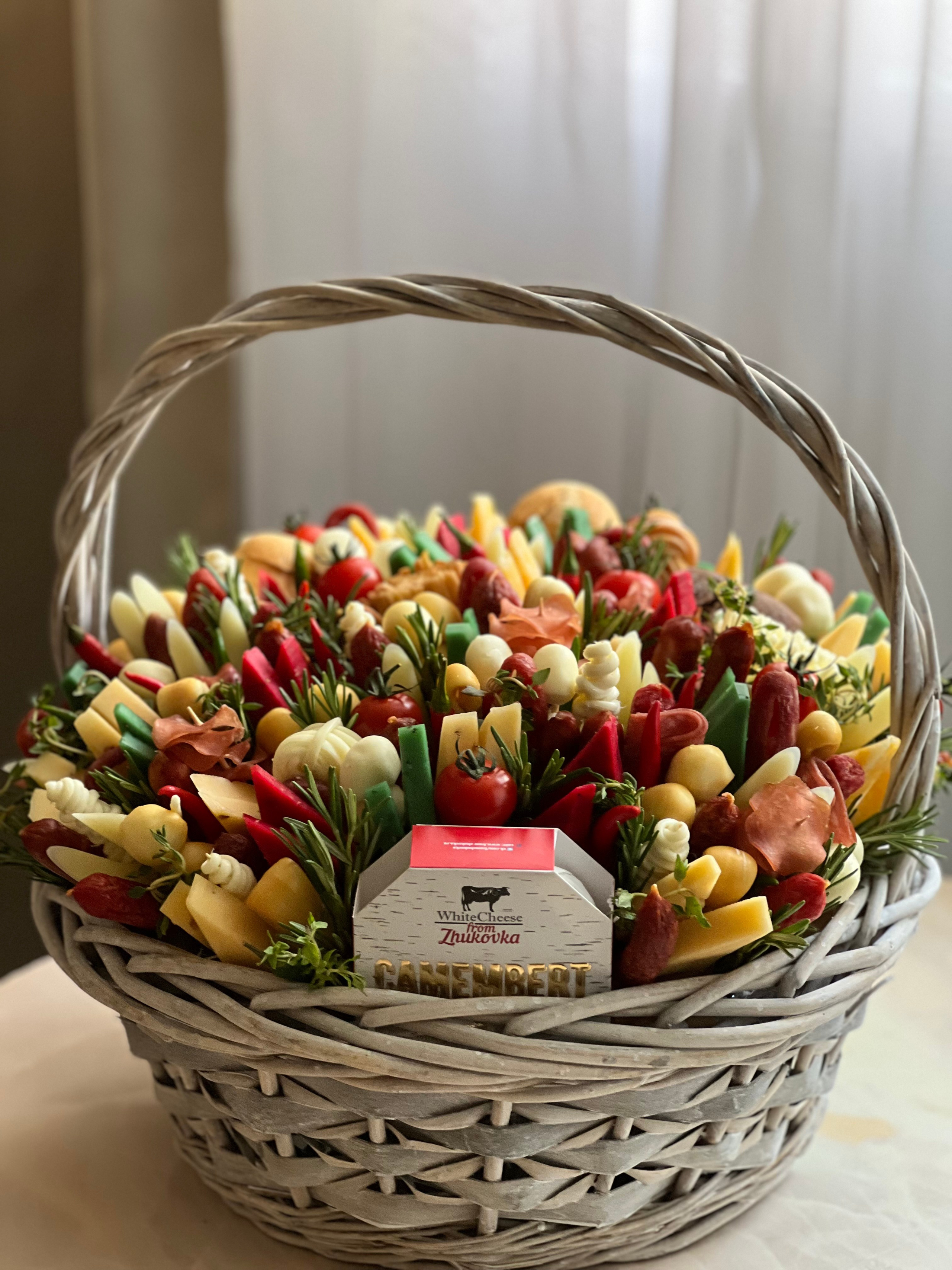 Корзины. Выездной кейтеринг, съедобные букеты, торты и сладости на заказ