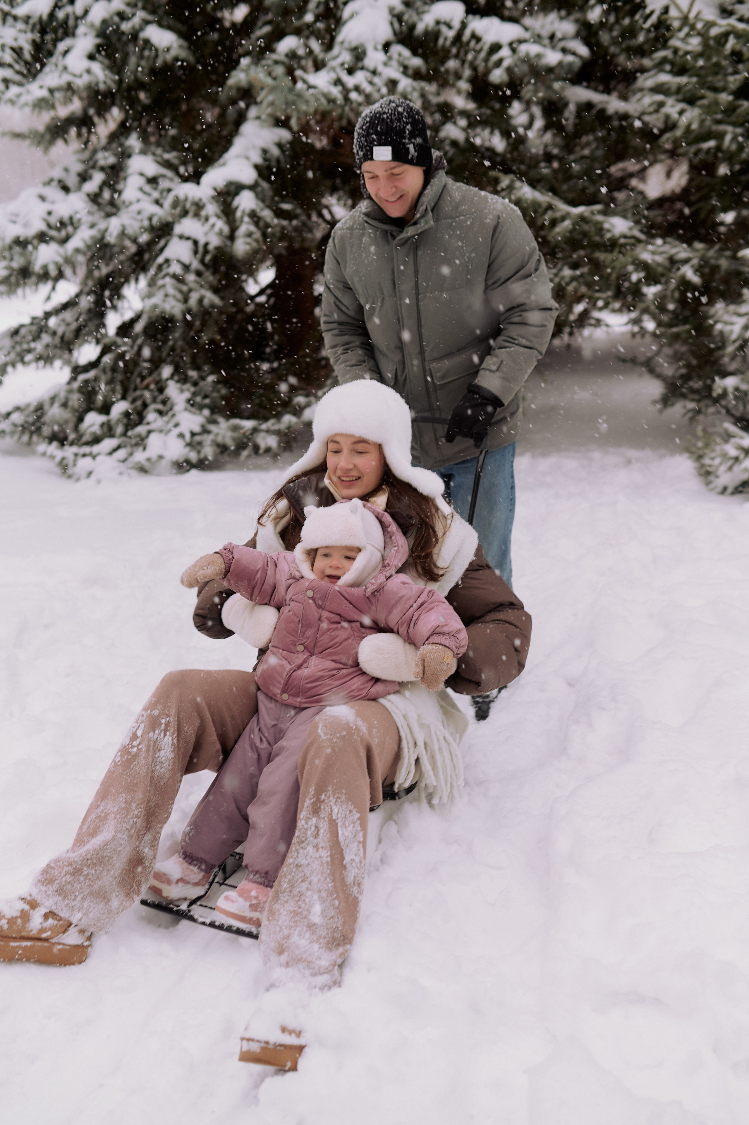 Андрей, Леся и Василиса в снежном парке. Семейный и свадебный lifestyle-фотограф в Москве Мария Петрова
