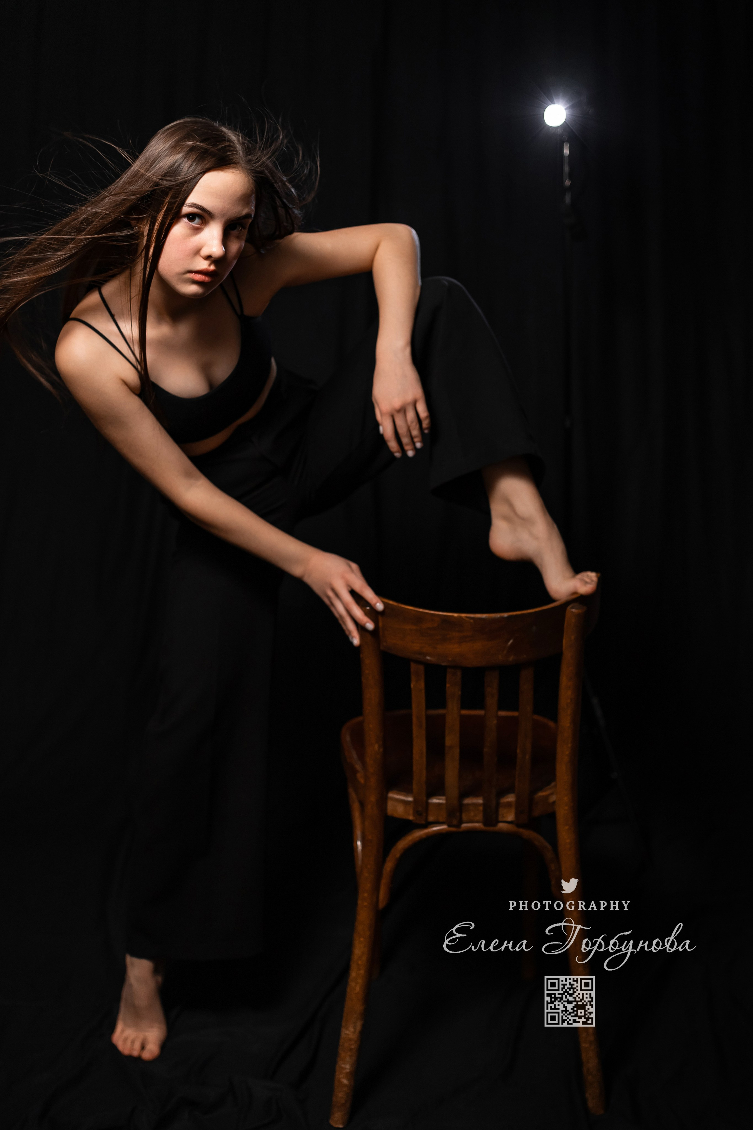 Моя студия. Полина и стул. Январь 2024. Фотограф Пермь. Свадьбы. Семья и дети, школа, д. сад. Фотокниги