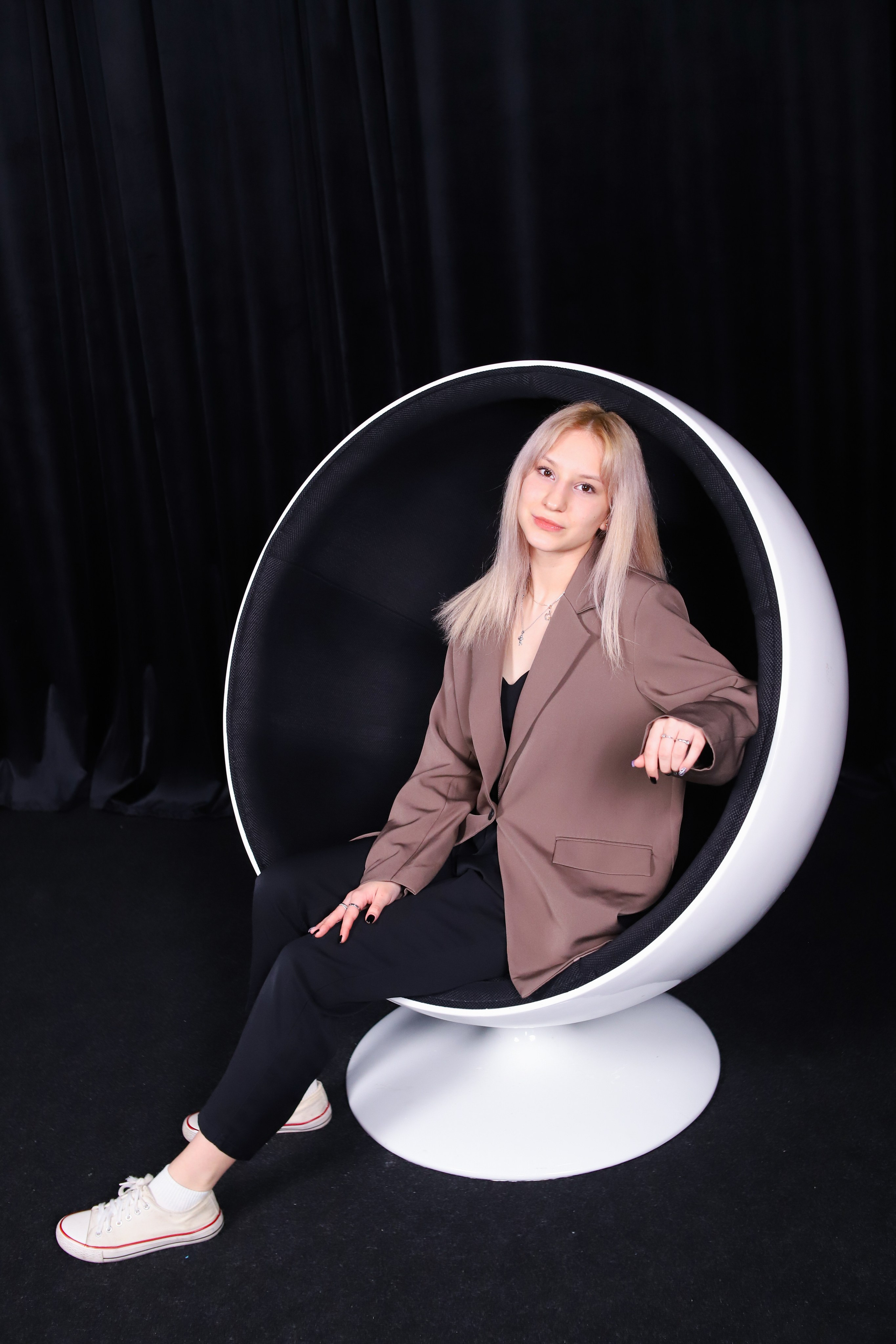 9 Класс в студии с неоном и белой циклорамой. Фотограф в Сургуте Брызгунова Анастасия