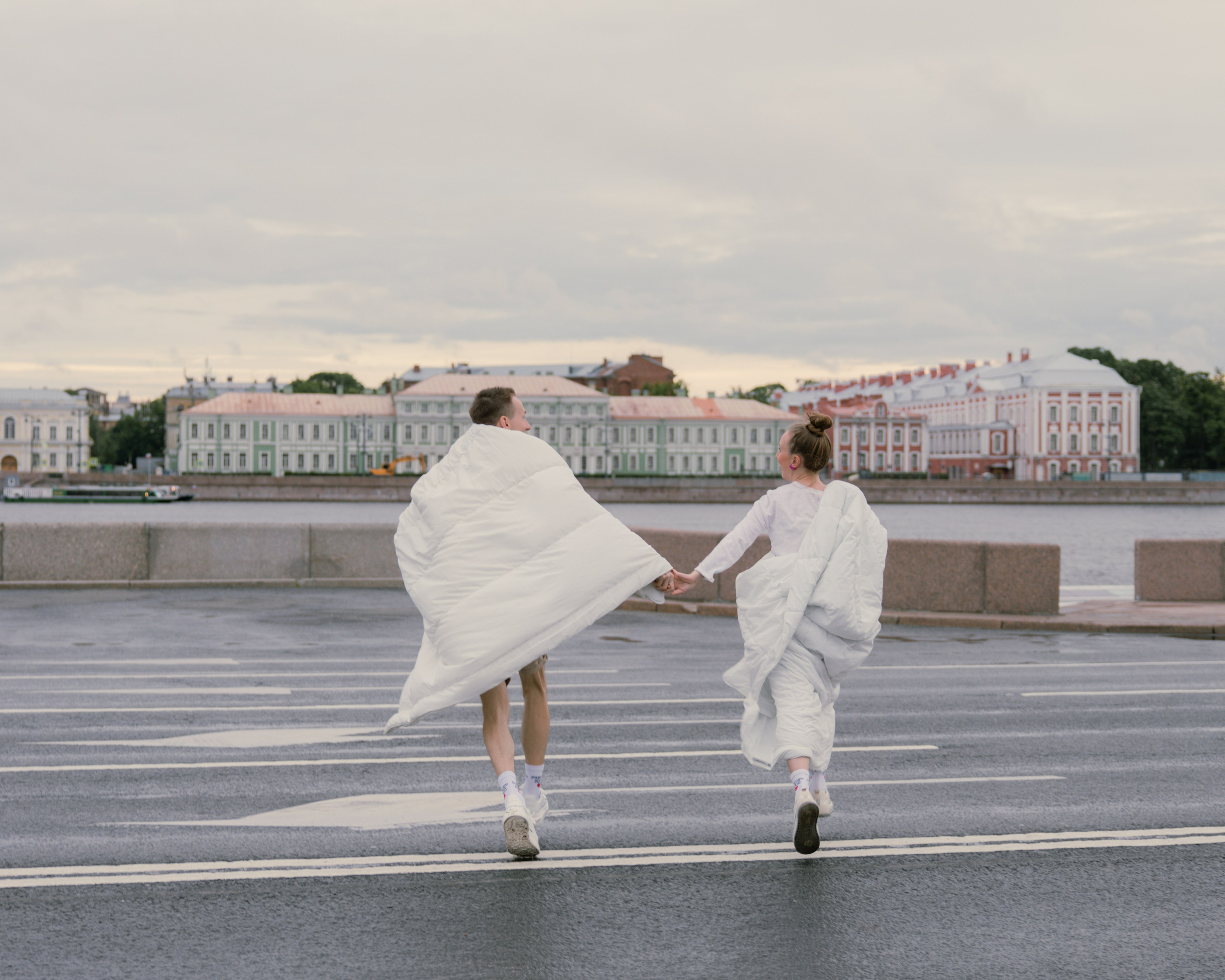 Лавстори прогулка в одеялах по ночному городу летом в Санкт-Петербурге. Фотограф в Санкт-Петербурге Вагнер Юлия
