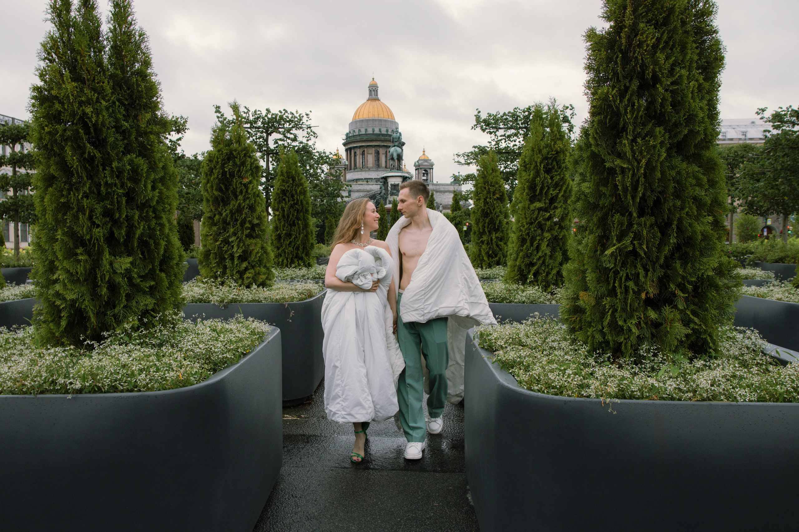 Лавстори прогулка в одеялах по ночному городу летом в Санкт-Петербурге. Фотограф в Санкт-Петербурге Вагнер Юлия