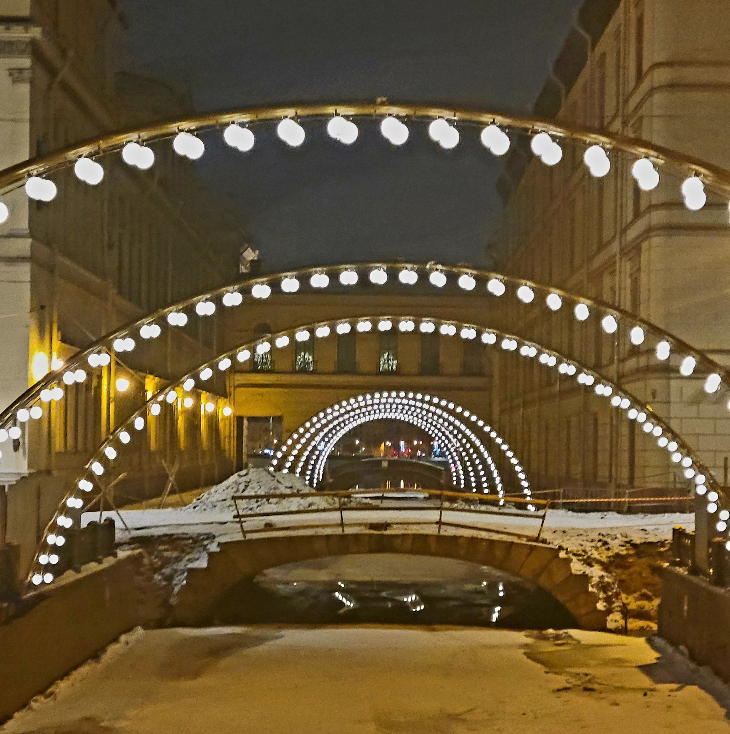 Реки скованы льдом, но под мостами проглядывает вода, где купаются утки и чайки