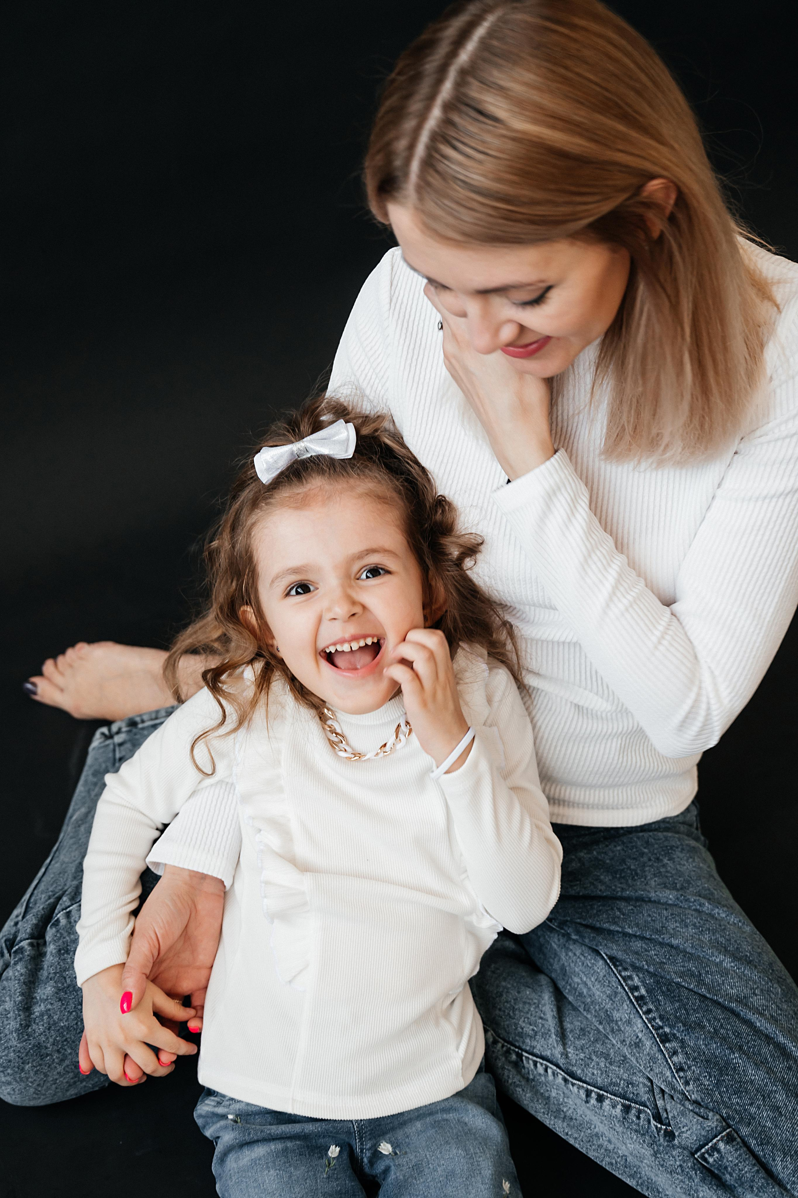 Юля и Софа в студии. Семейный фотограф в Оренбурге Анна Рожкова