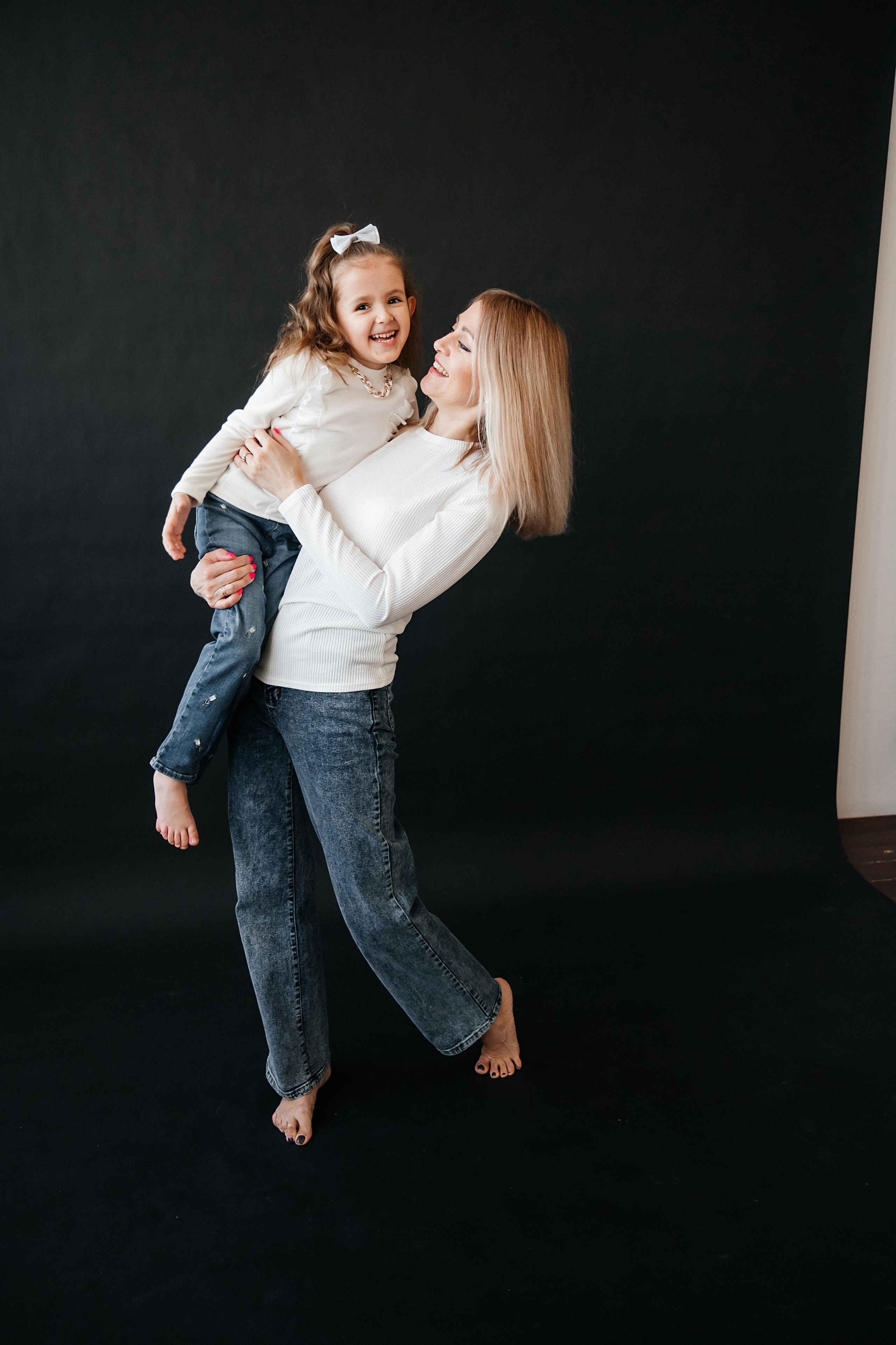Юля и Софа в студии. Семейный фотограф в Оренбурге Анна Рожкова