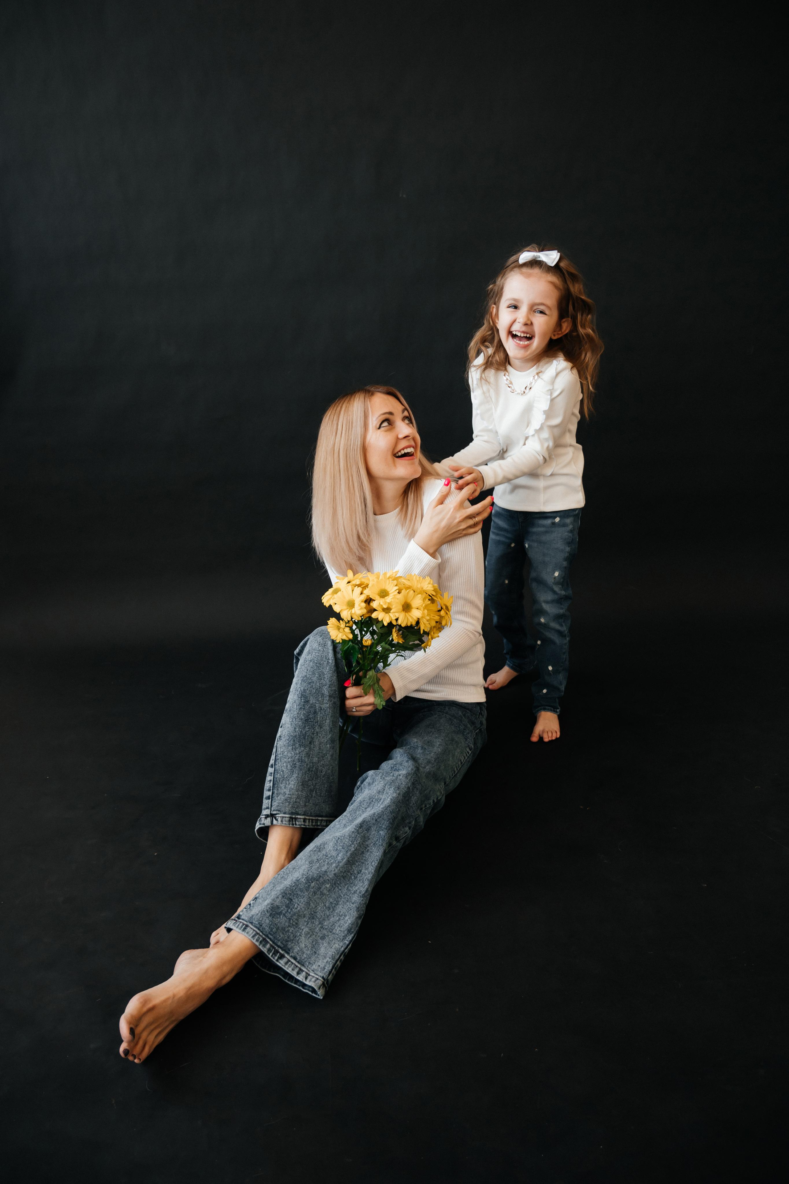 Юля и Софа в студии. Семейный фотограф в Оренбурге Анна Рожкова