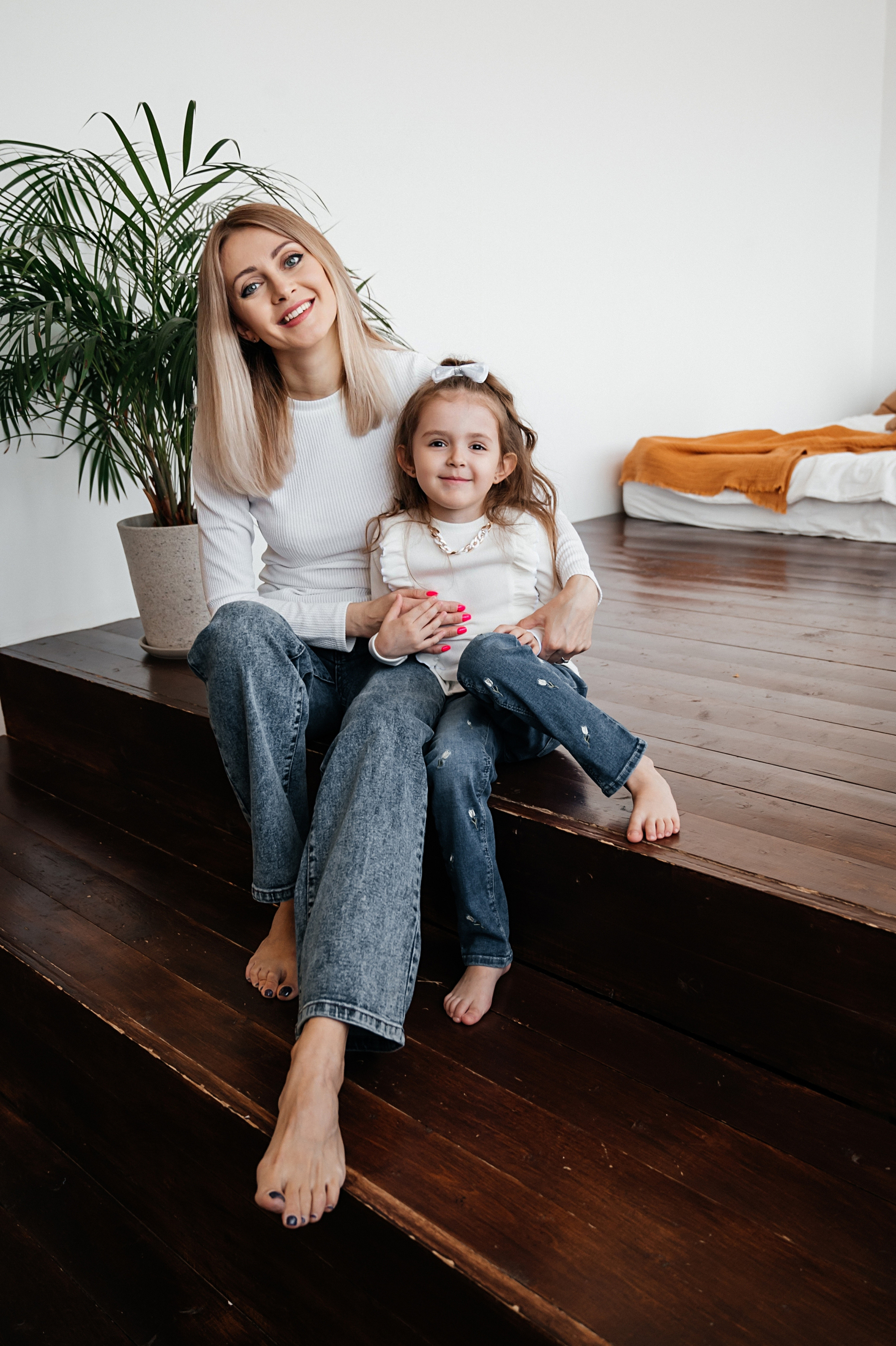 Юля и Софа в студии. Семейный фотограф в Оренбурге Анна Рожкова