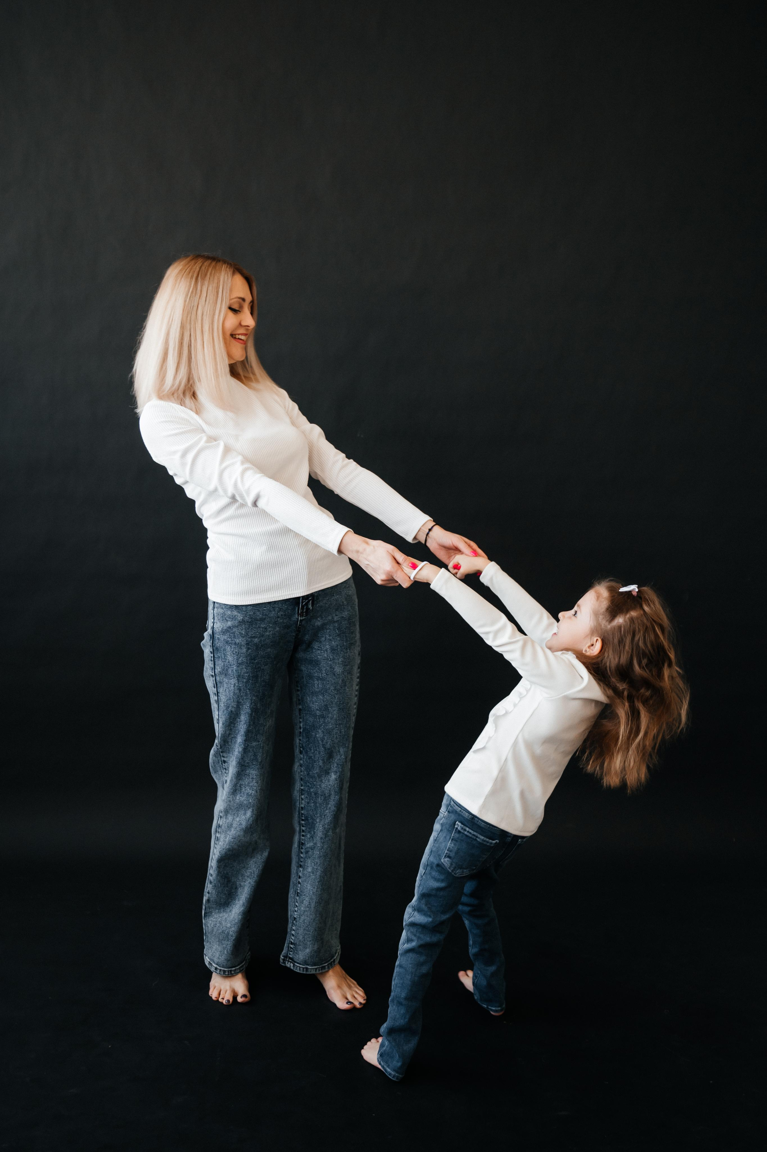 Юля и Софа в студии. Семейный фотограф в Оренбурге Анна Рожкова