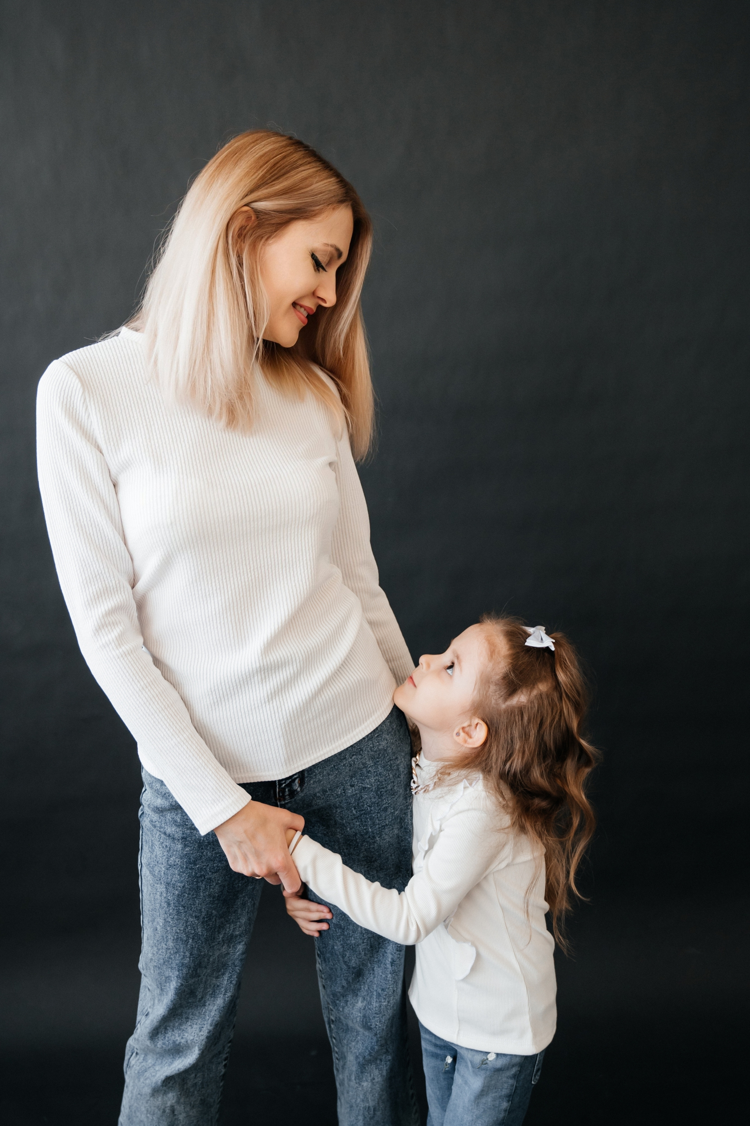 Юля и Софа в студии. Семейный фотограф в Оренбурге Анна Рожкова