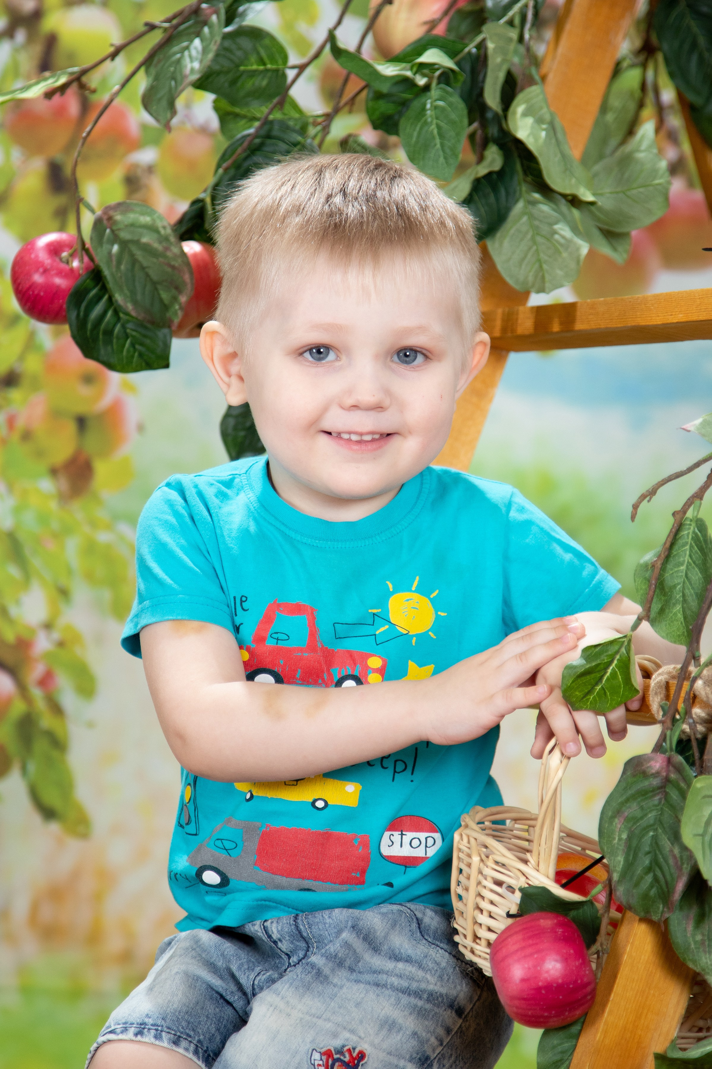 Фотосессия «Под яблоней». Детская фотостудия «Фоточка» Москва Зеленоград фотопроекты, выпускные альбомы