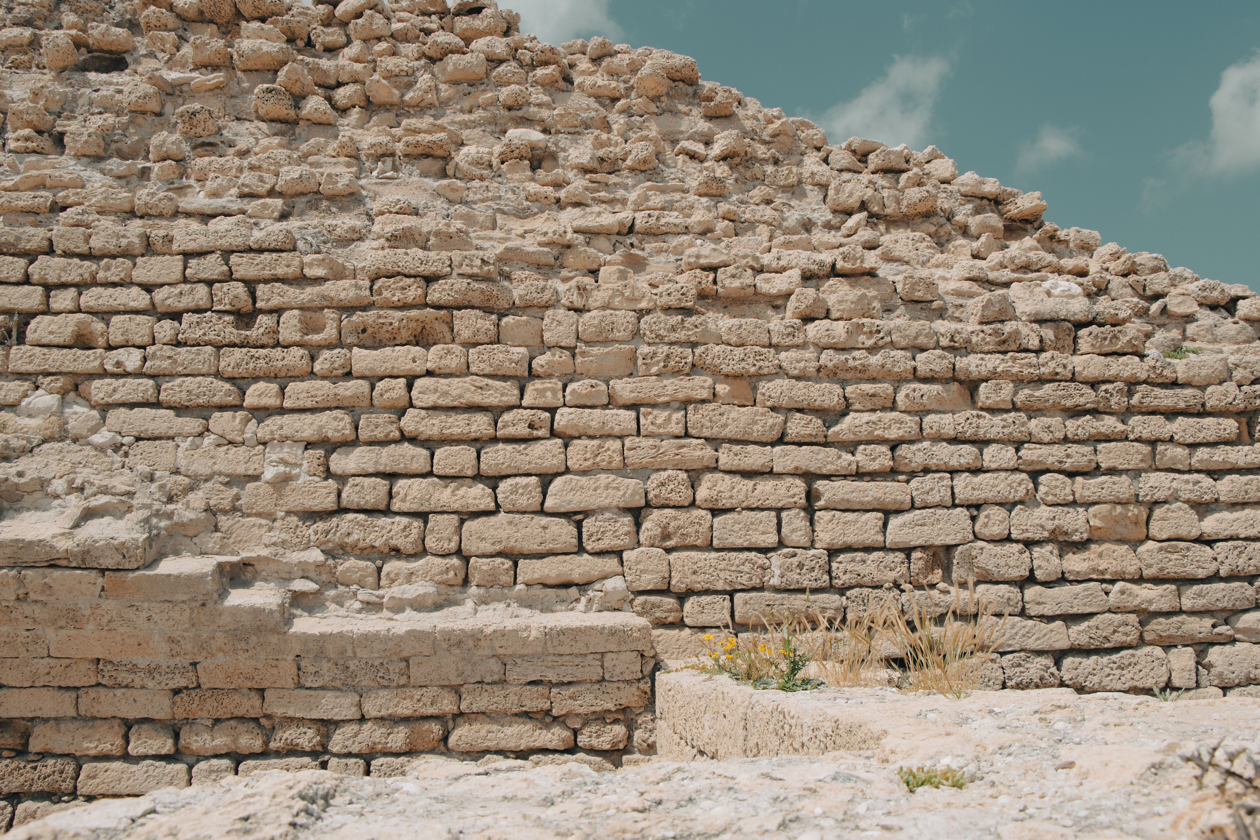 старый замок, старая стена крепости из камня