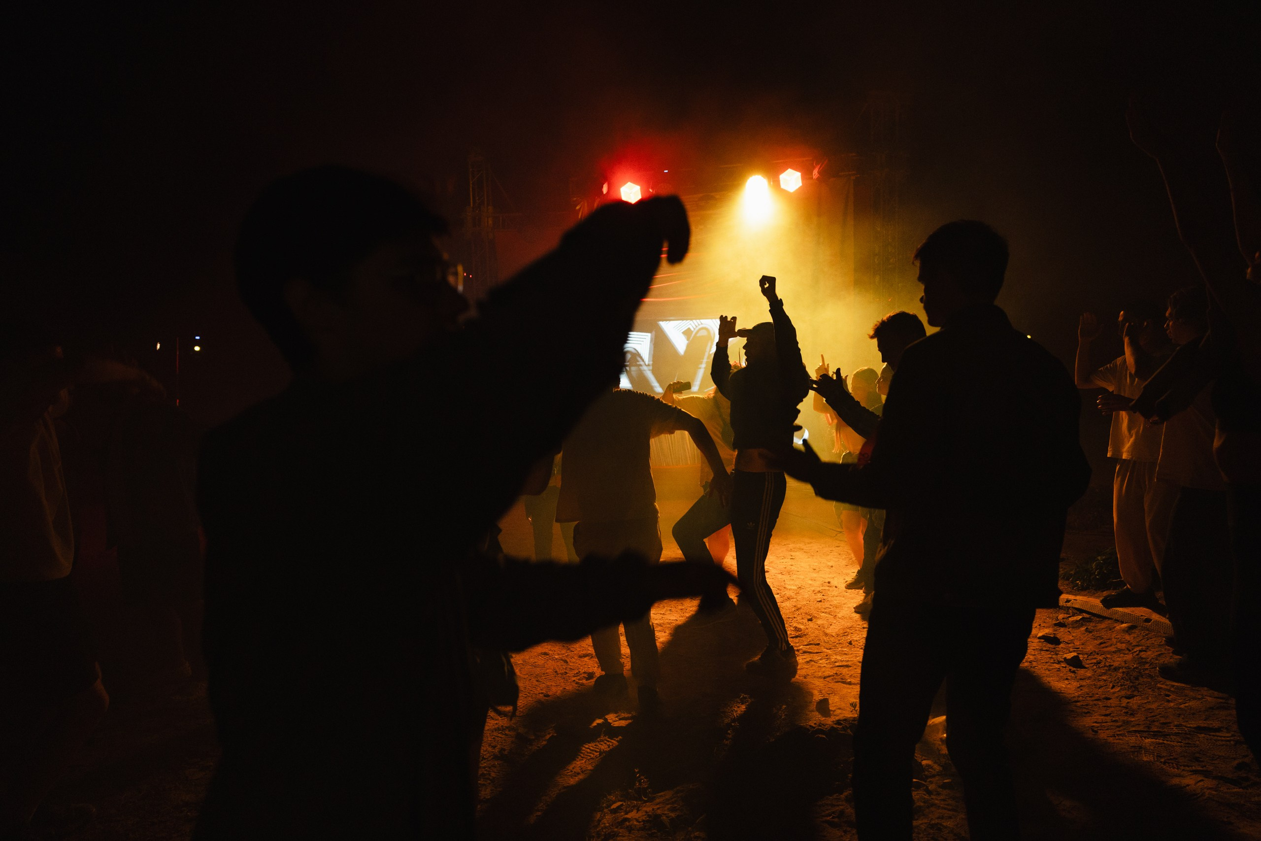 Здравствуйте! Я свадебный фотограф из Ульяновска, работаю в том числе по всей России и с выездом за границу. Снимаю свадьбы, lovestory, корпоративы, светский репортаж. Провожу обучение по фотографии, мастер-классы и воркшопы для других фотографов.