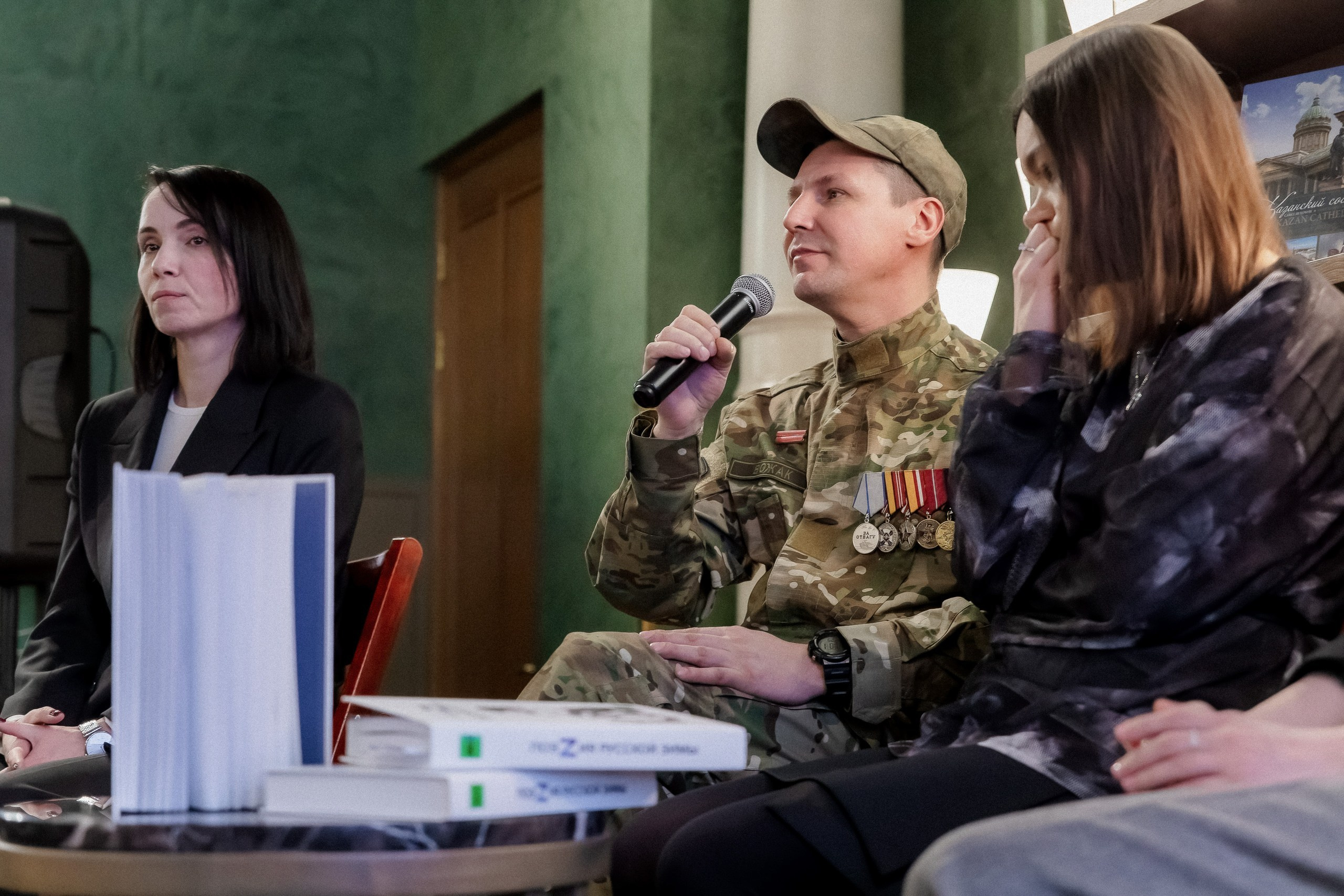 Фоторепортаж с презентации книги «ПоэZия русской зимы» в Доме книги. Репортажный фотограф Москва Сергей Мирошников
