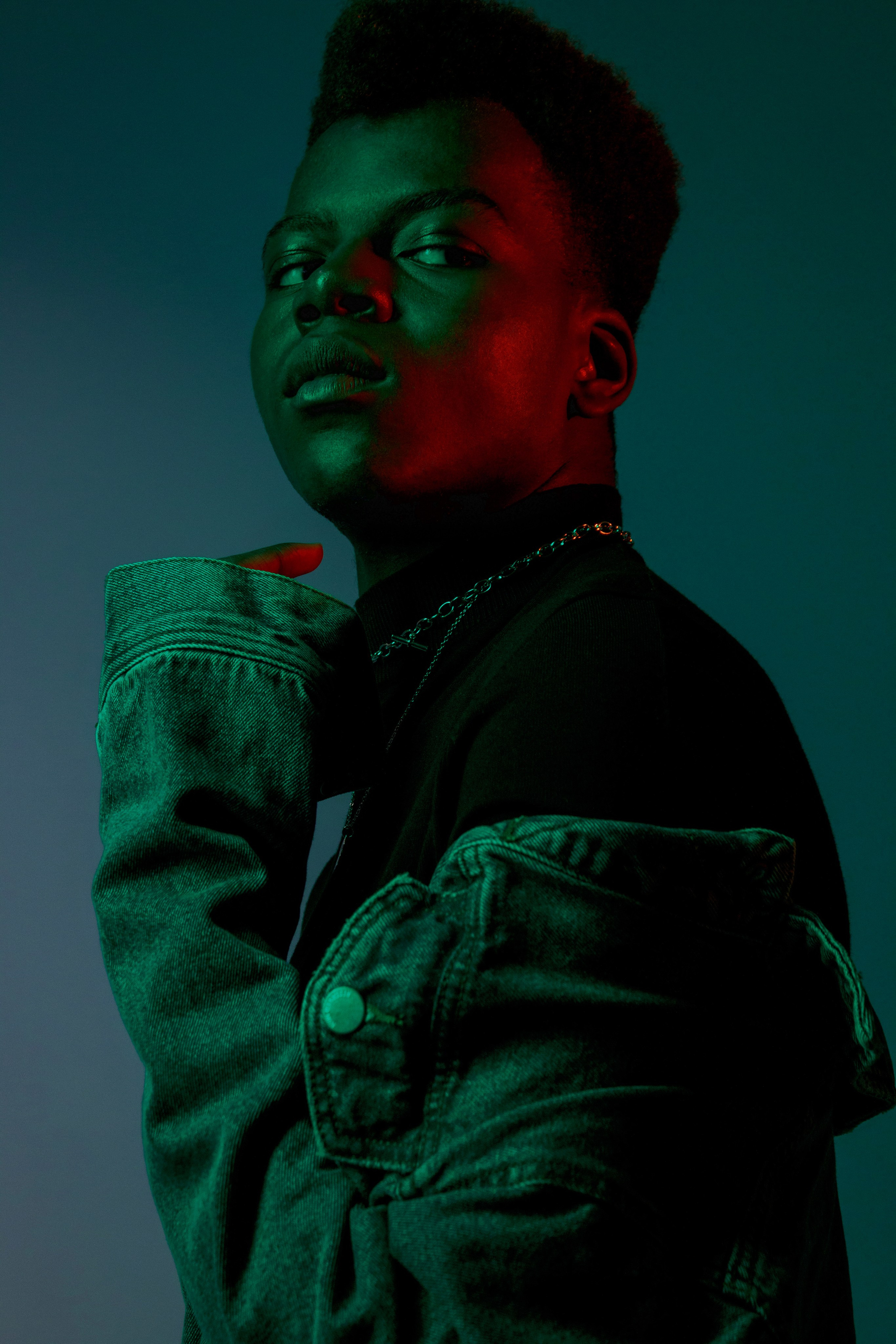 Фотограф в Москве Калагина Светлана - профессиональная имиджевая съемка для Вашего бренда. Мужская фотосессия на циклораме с цветным светом. 