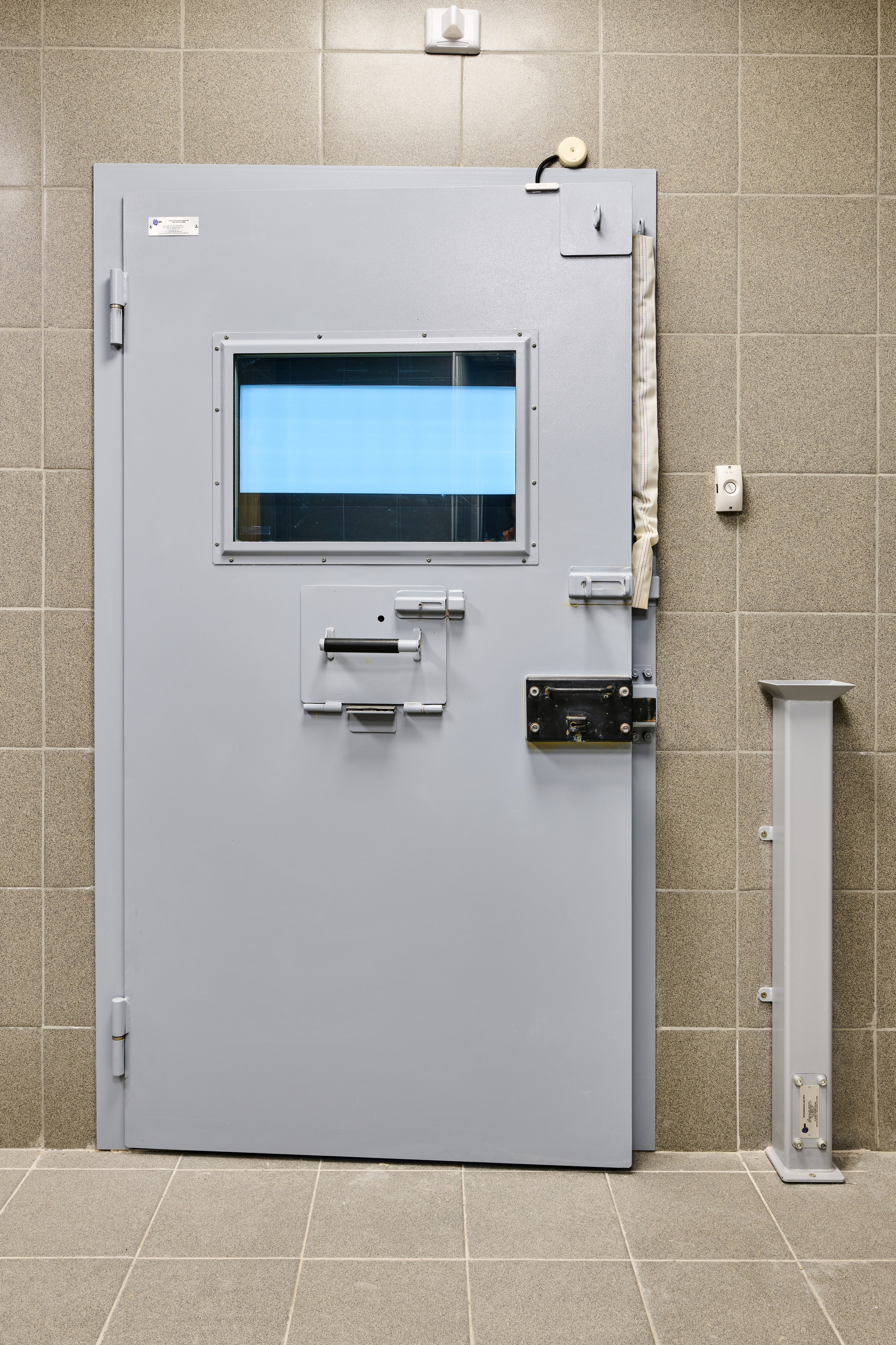 Усиленная дверь со смотровым окном, фронтальный кадр