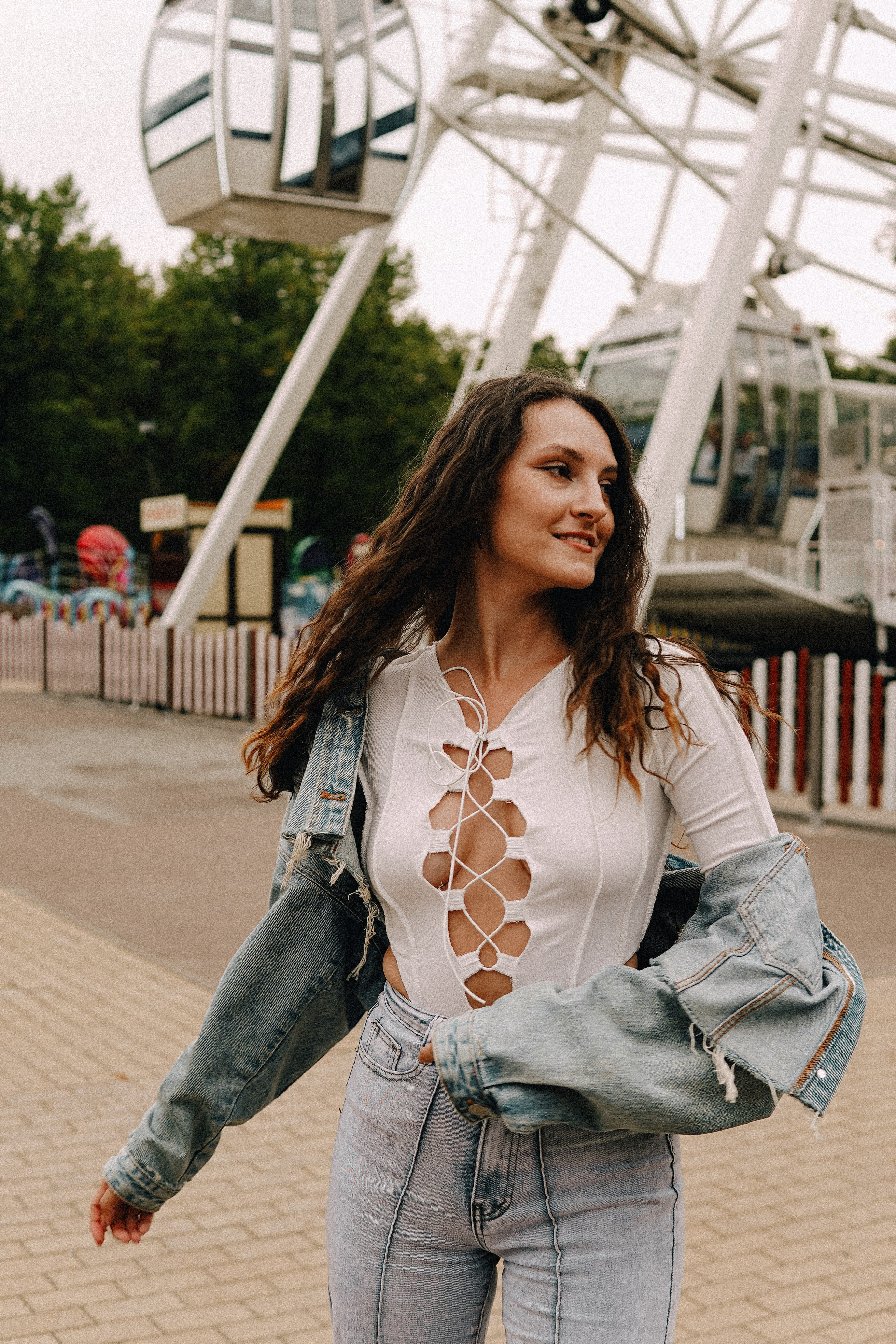 Съемка в парке аттракционов — модель Мила. Фотограф Москва и Видеограф Москва