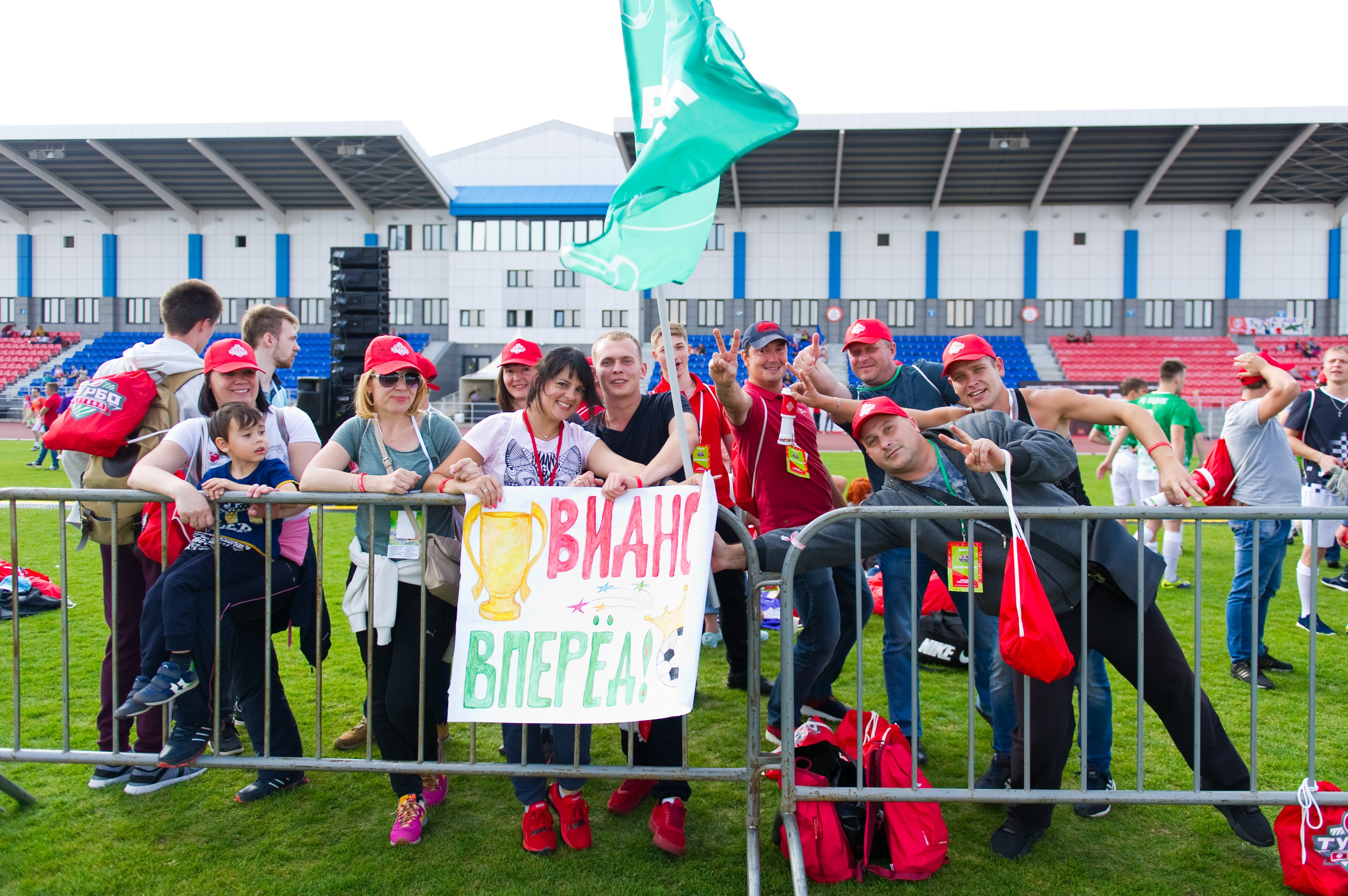 Турбофутбол (корпоративное соревнование «Пятерочки»). Репортажный фотограф и видеограф Слава Думчев. Тимбилдинги, отчетники, корпоративы