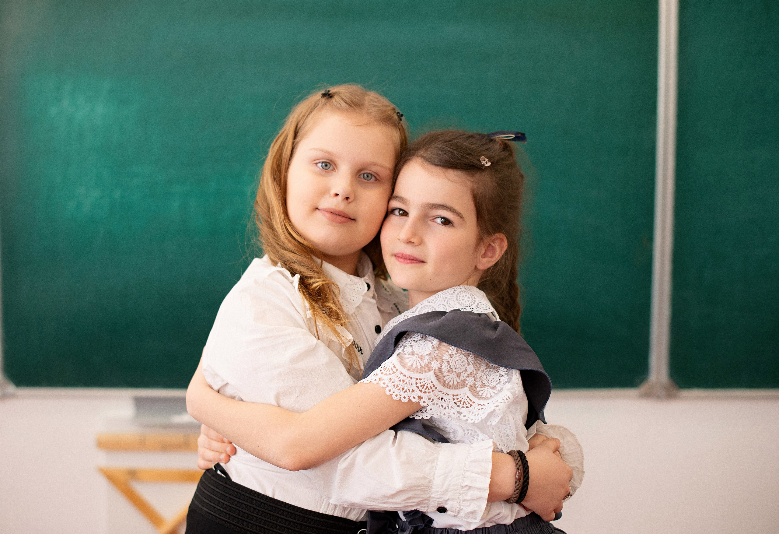 Памятные снимки учащихся младших и старших классов в Сургуте и Нефтеюганске — профессиональное портфолио детской и школьной фотографии.