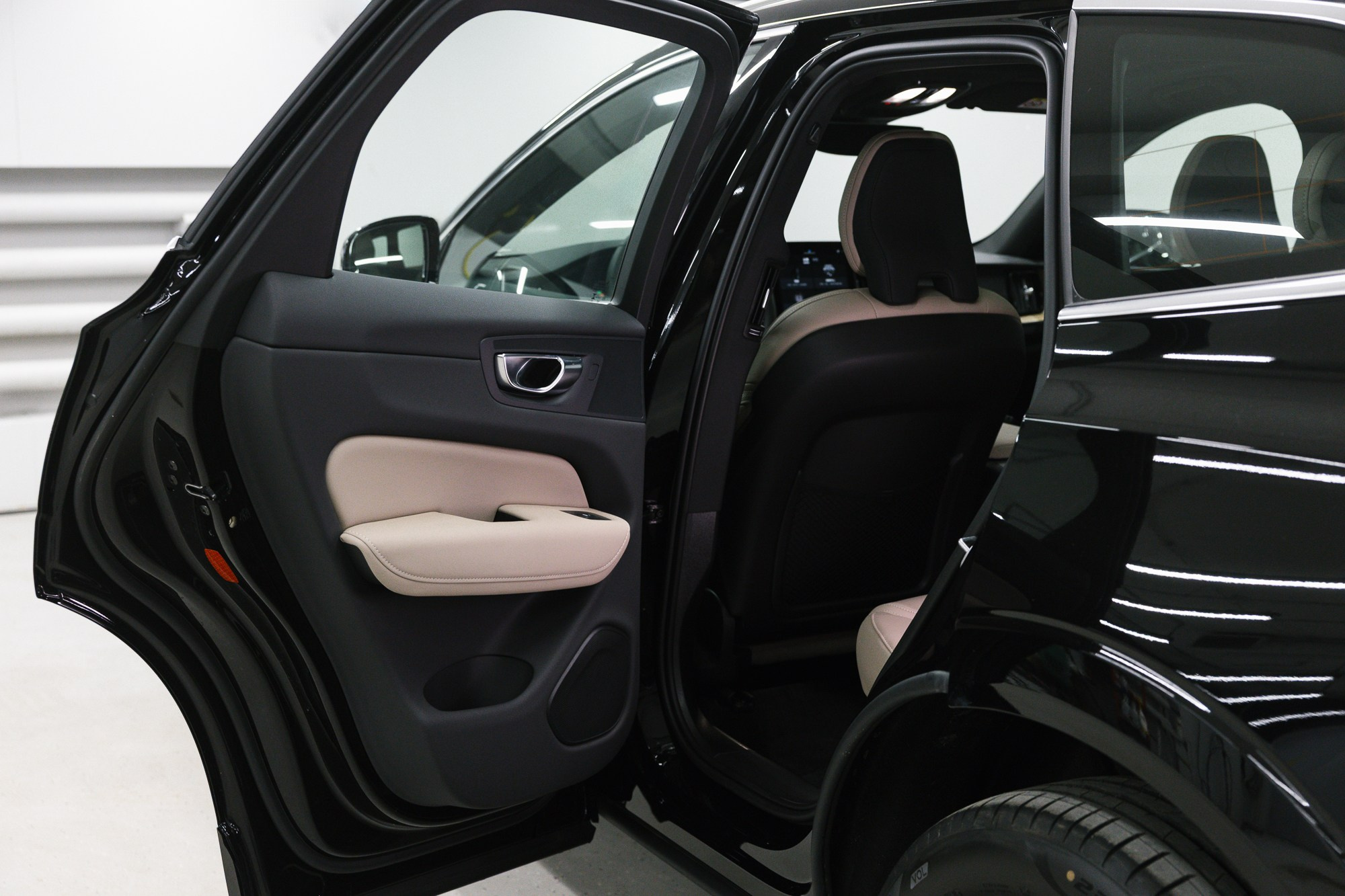 Volvo XC60 2.0 T5 4WD AT (250 л. с.). Автосалон «Х-Авто»