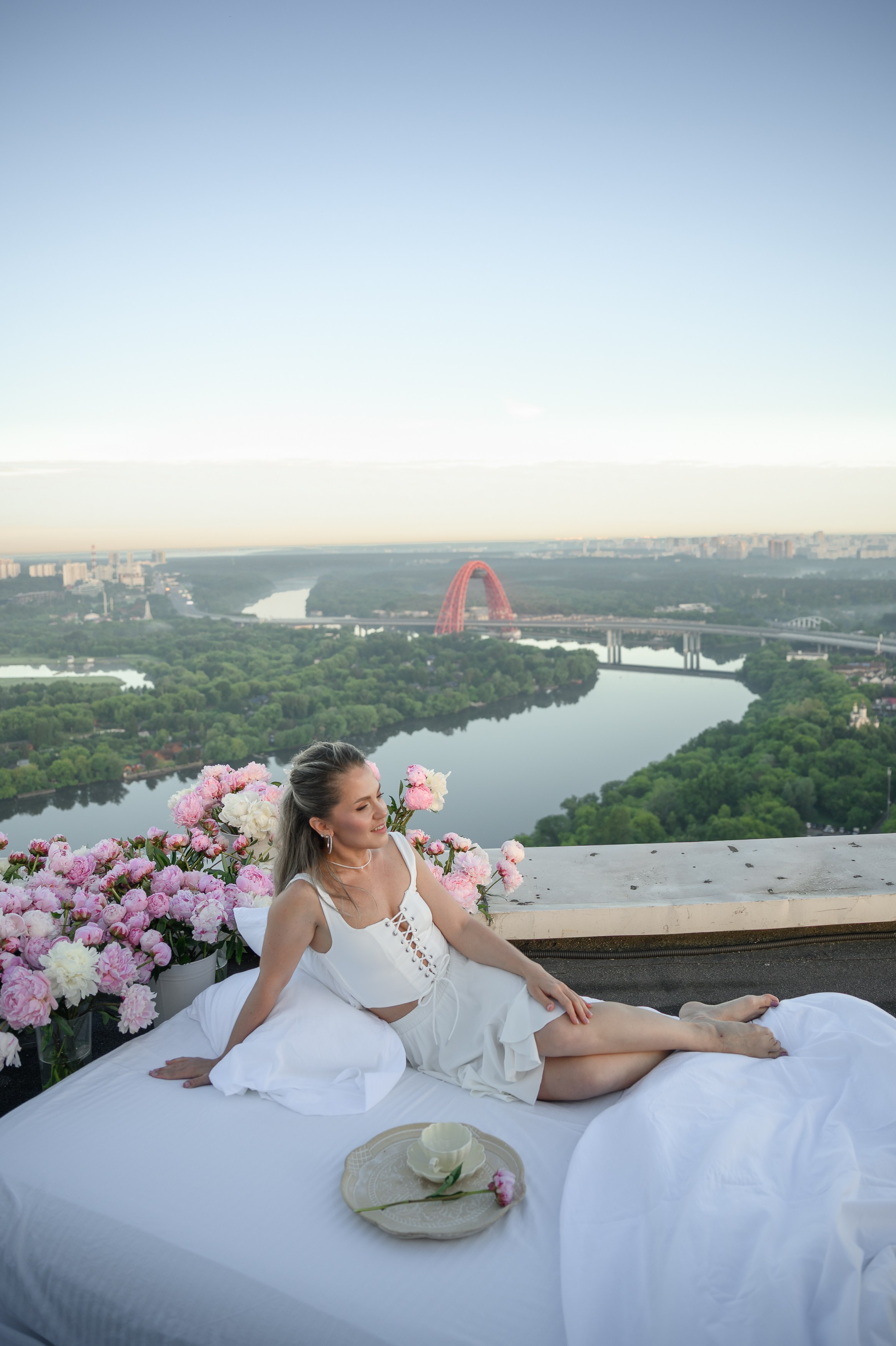 Анастасия. съёмка на крыше с пионами. Semerlina.ru