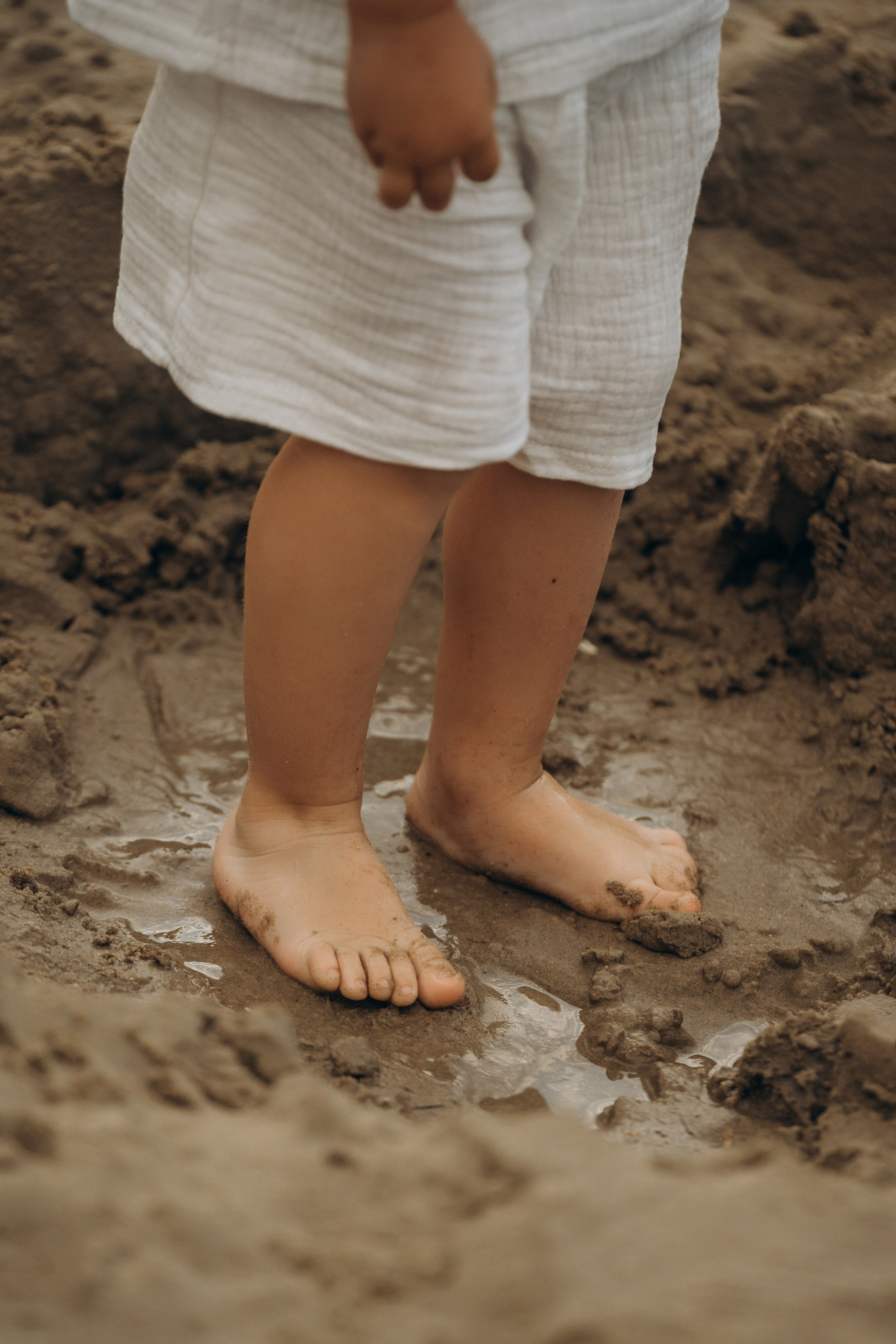 Кучугурский закат: семья пишет пожелания на бумажных корабликах и запускает их в море, фотограф Кучугуры