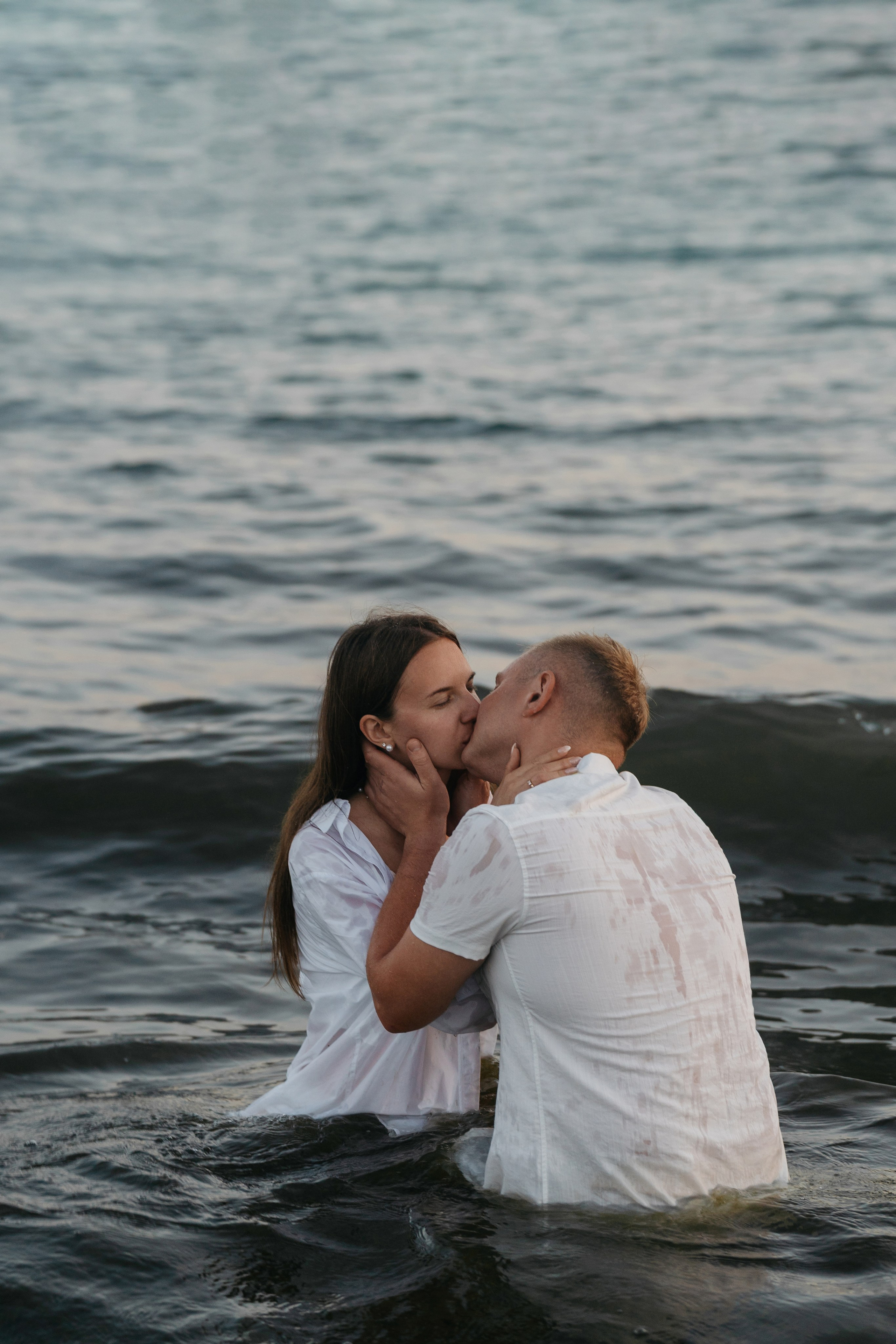 Эмоциональный момент, пара целуется в воде. Фотосессия с предложением руки и сердца, фотограф Геленджик, Геленджик сегодня, Геленджик отели.